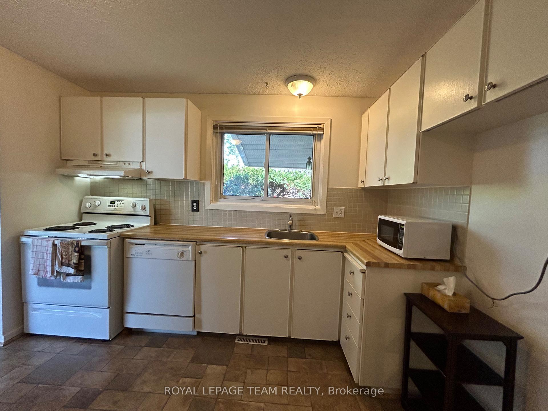 Photo 15 of 23 Southview Crescent, Ottawa, Borden Farm/Stewart Farm/Carleton Heights/Parkwood Hills — HOMEH