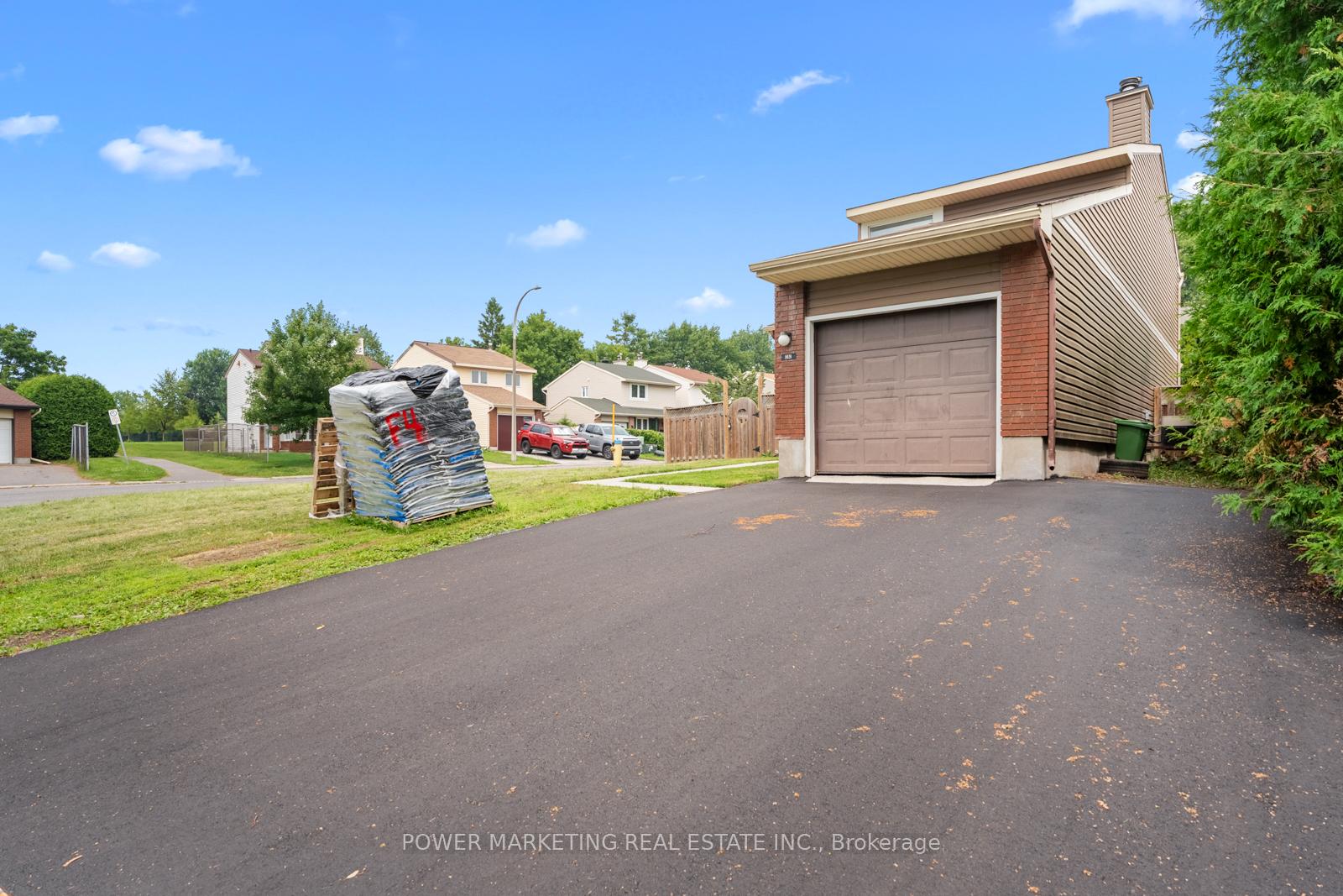 Photo 3 of 1631 Saxony Crescent, Ottawa, Pineview — HOMEH