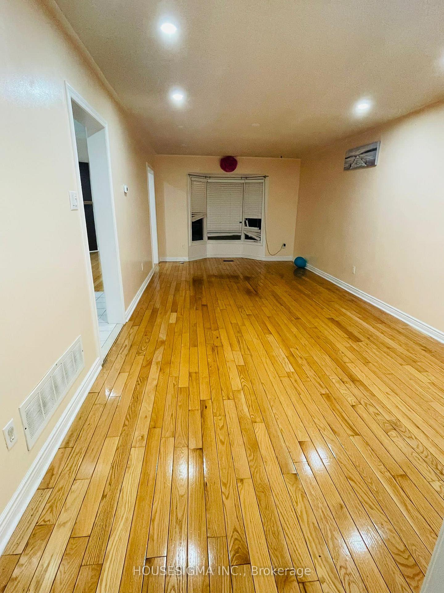 Photo 3 of 106 Black Oak Drive, Brampton, Sandringham-Wellington — HOMEH