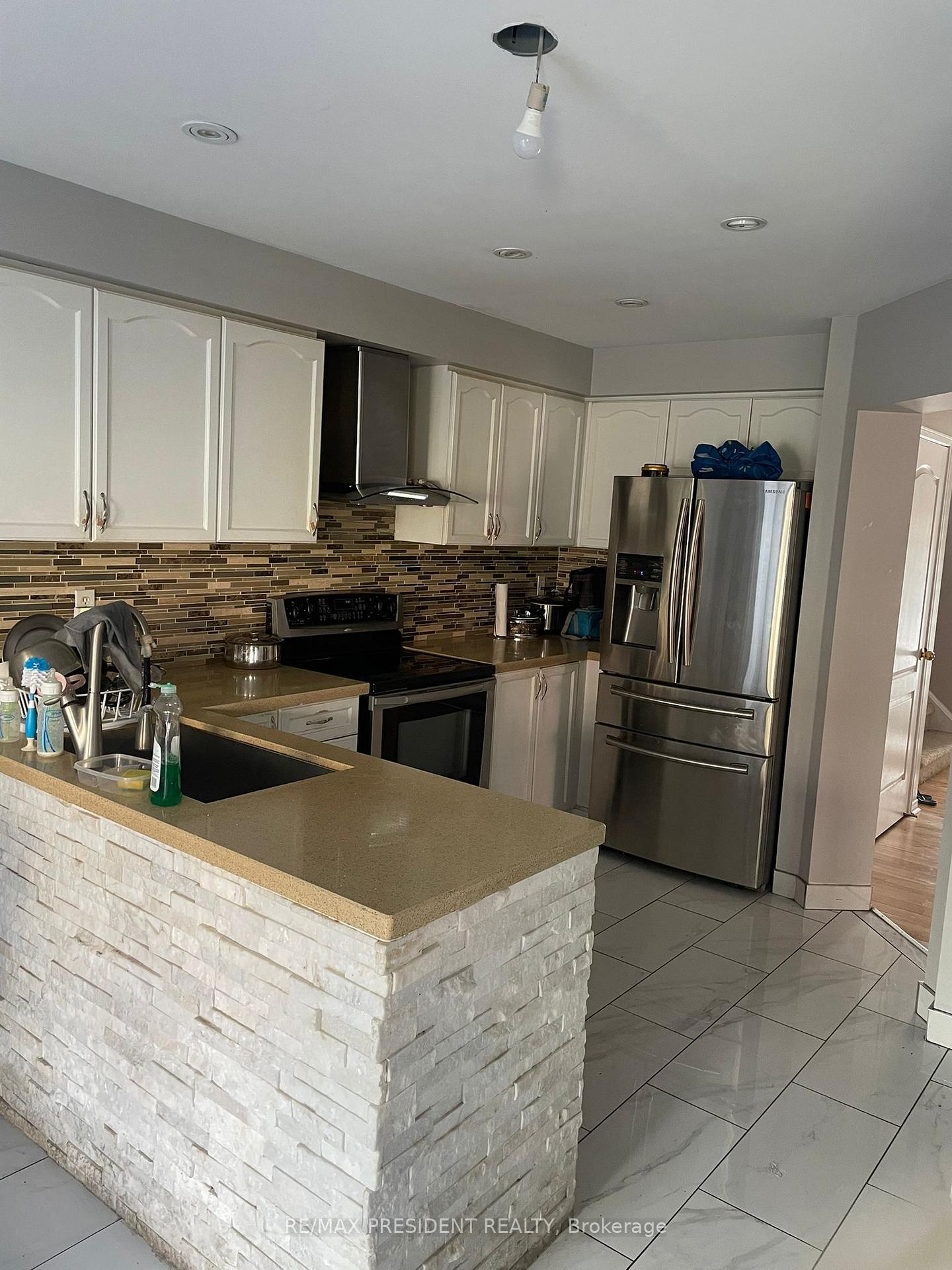 Photo 4 of 70 Mccrimmon Drive, Brampton, Fletcher's Meadow — HOMEH
