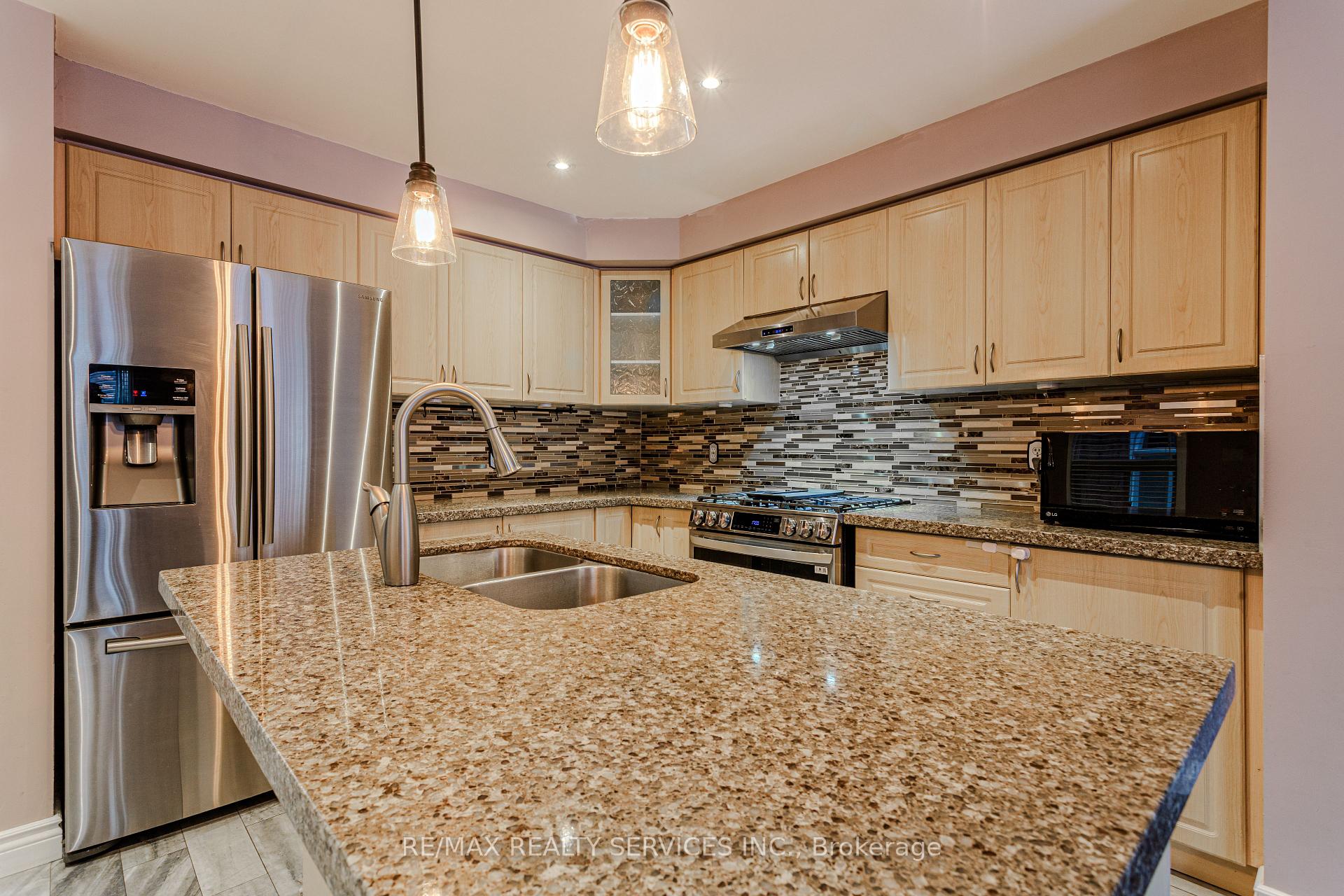 Photo 15 of 42 Cadillac Crescent, Brampton, Fletcher's Meadow — HOMEH