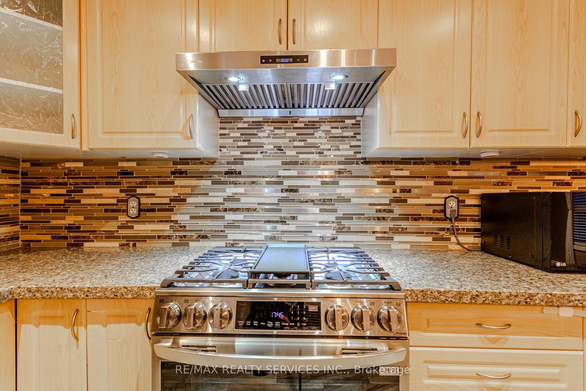 Photo 17 of 42 Cadillac Crescent, Brampton, Fletcher's Meadow — HOMEH