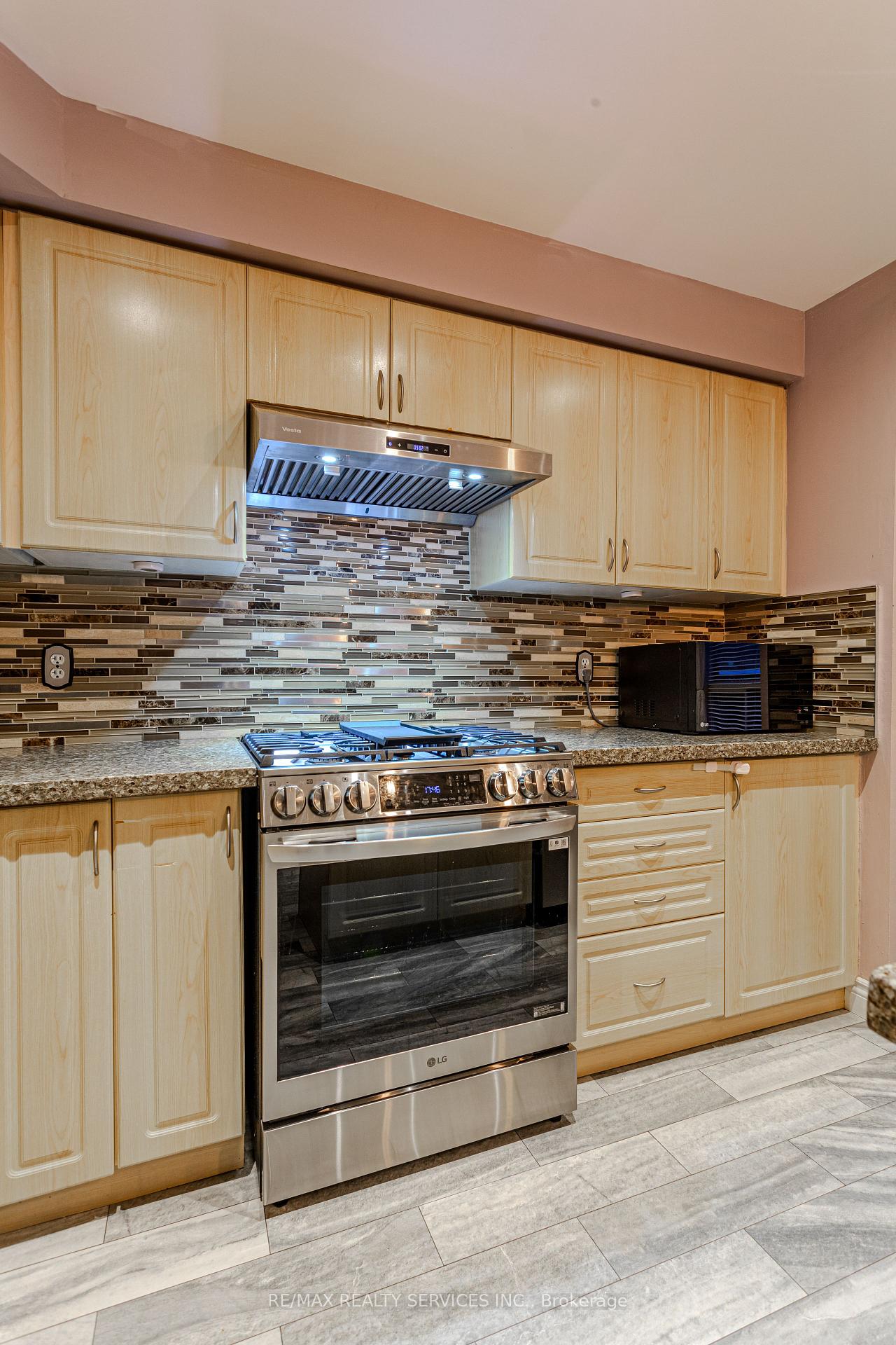 Photo 18 of 42 Cadillac Crescent, Brampton, Fletcher's Meadow — HOMEH