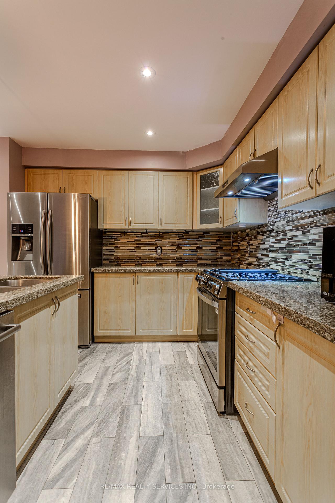 Photo 19 of 42 Cadillac Crescent, Brampton, Fletcher's Meadow — HOMEH