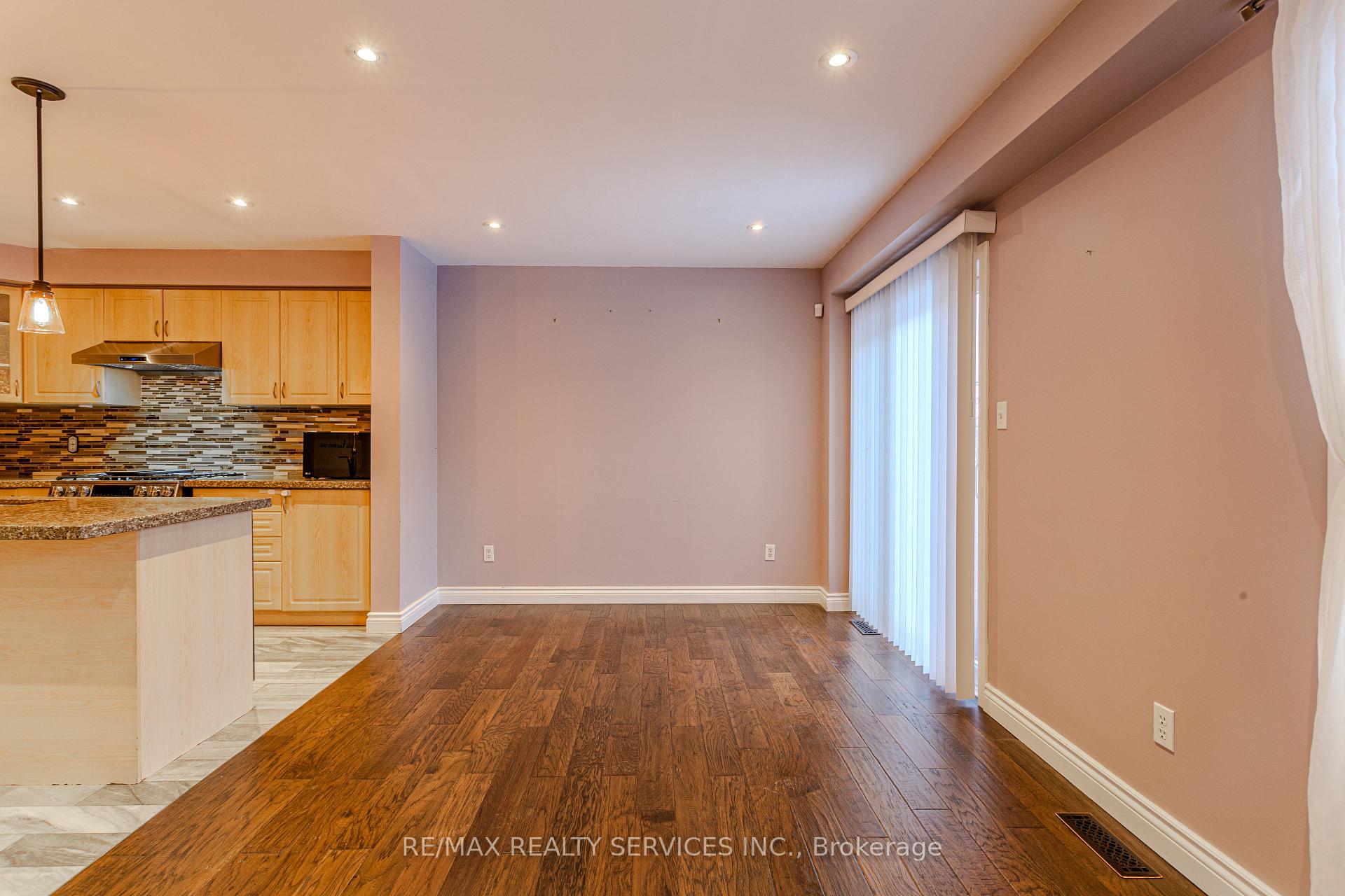Photo 22 of 42 Cadillac Crescent, Brampton, Fletcher's Meadow — HOMEH