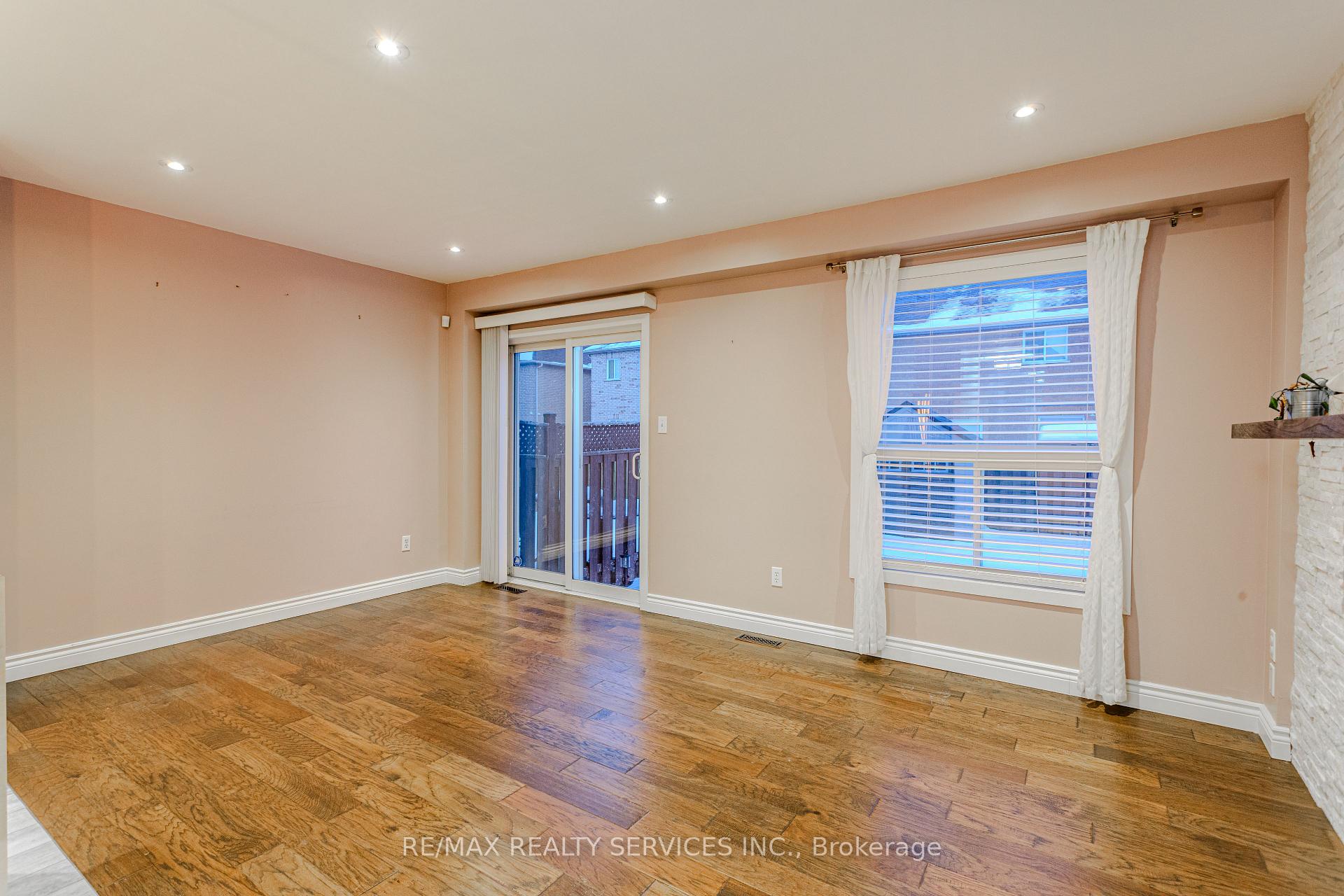 Photo 23 of 42 Cadillac Crescent, Brampton, Fletcher's Meadow — HOMEH