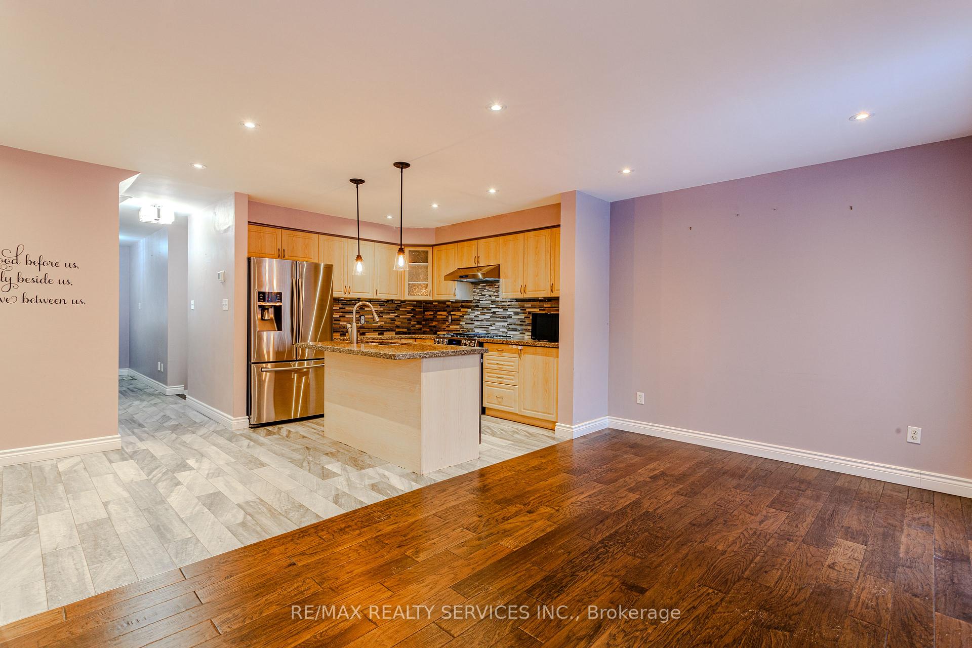 Photo 24 of 42 Cadillac Crescent, Brampton, Fletcher's Meadow — HOMEH