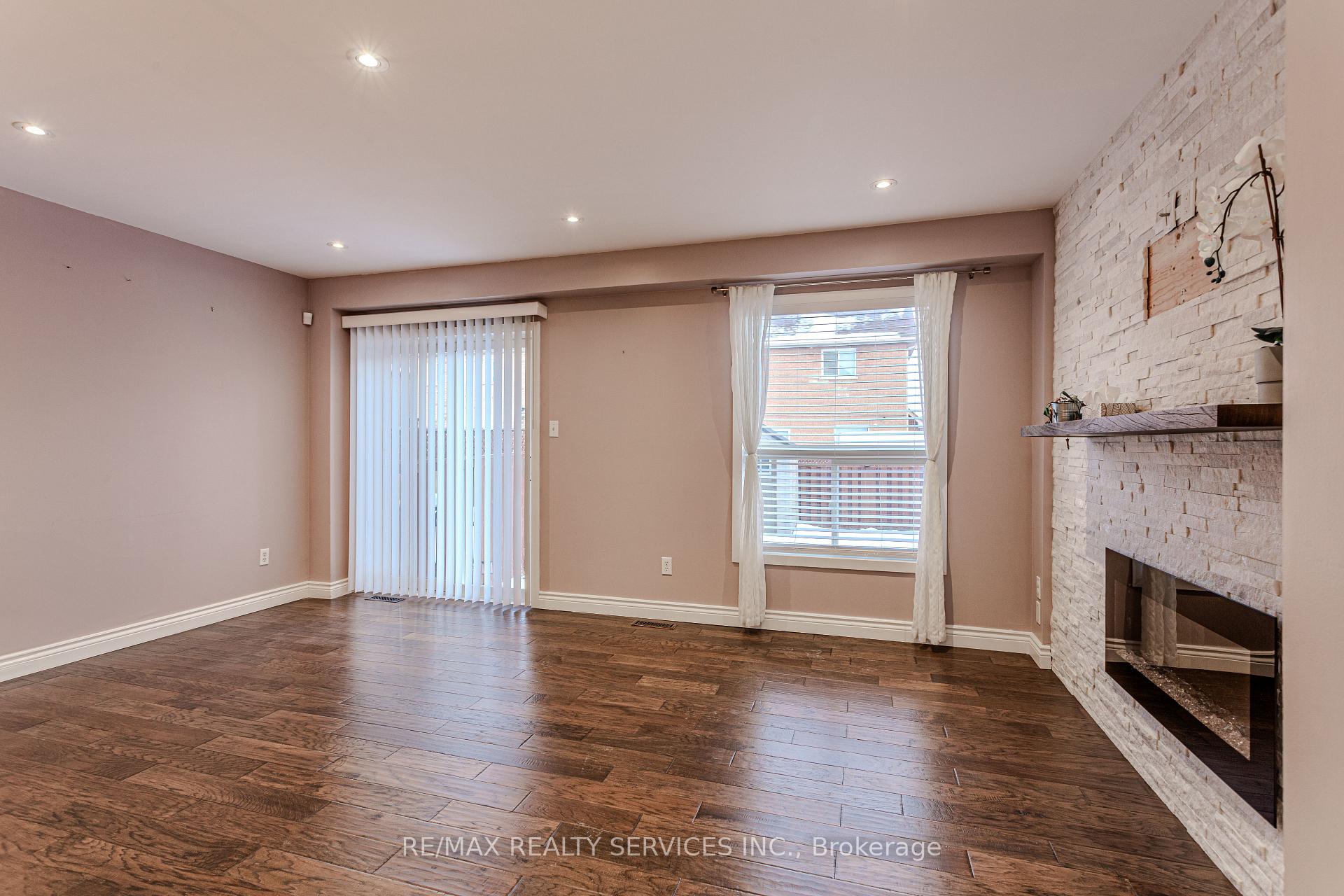 Photo 27 of 42 Cadillac Crescent, Brampton, Fletcher's Meadow — HOMEH