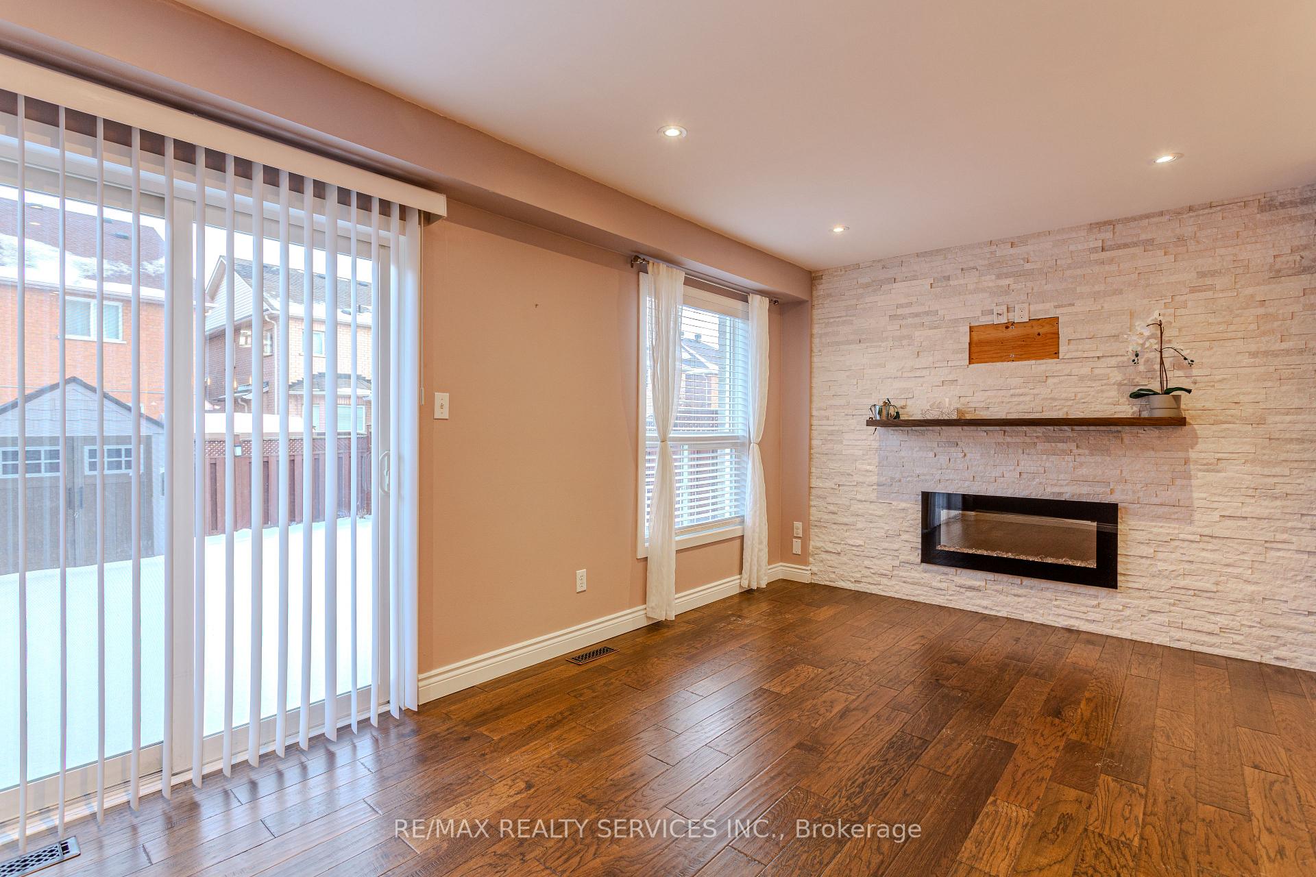 Photo 28 of 42 Cadillac Crescent, Brampton, Fletcher's Meadow — HOMEH