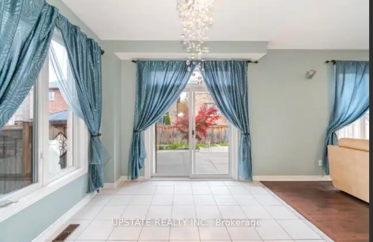 Photo 4 of 39 Mediterranean Crescent, Brampton, Bram West — HOMEH