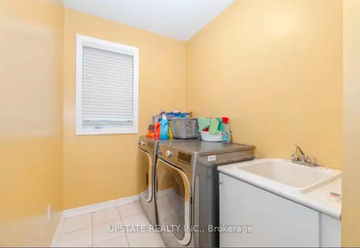 Photo 7 of 39 Mediterranean Crescent, Brampton, Bram West — HOMEH