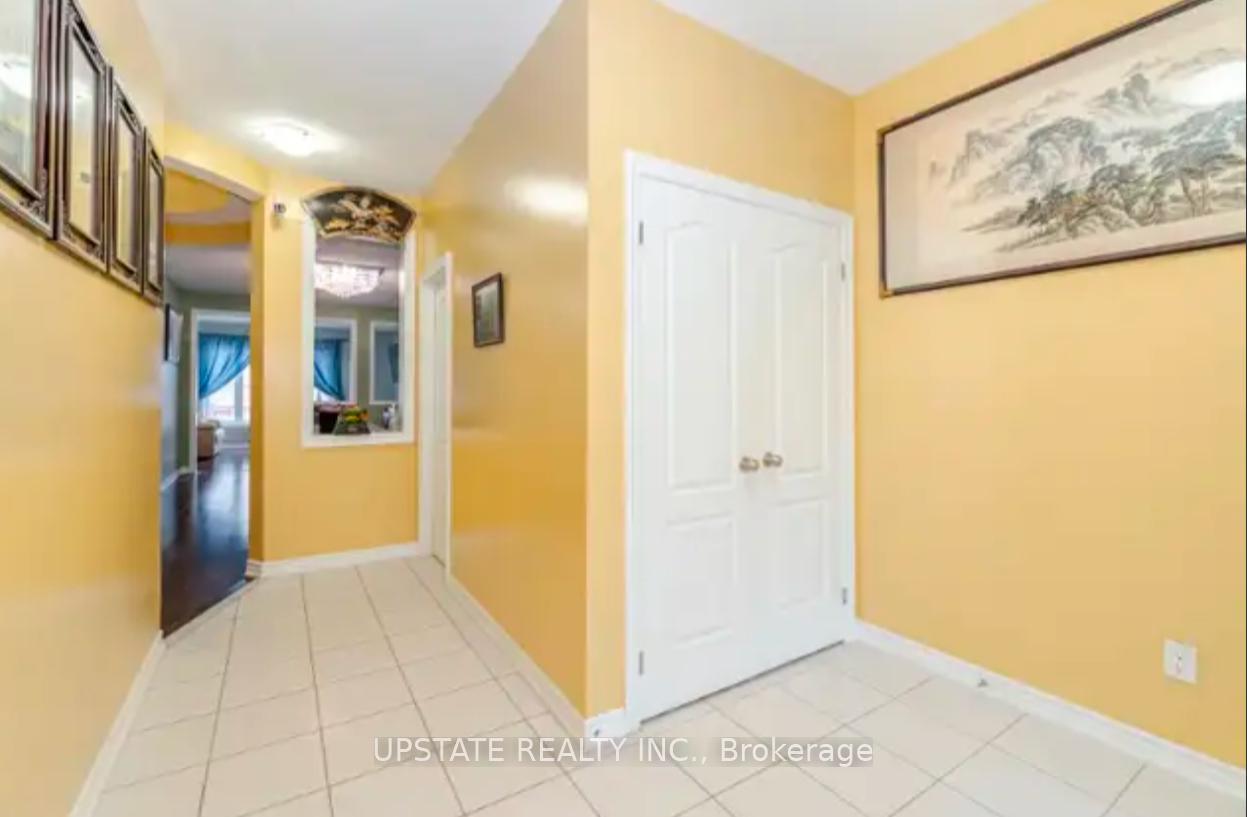 Photo 8 of 39 Mediterranean Crescent, Brampton, Bram West — HOMEH