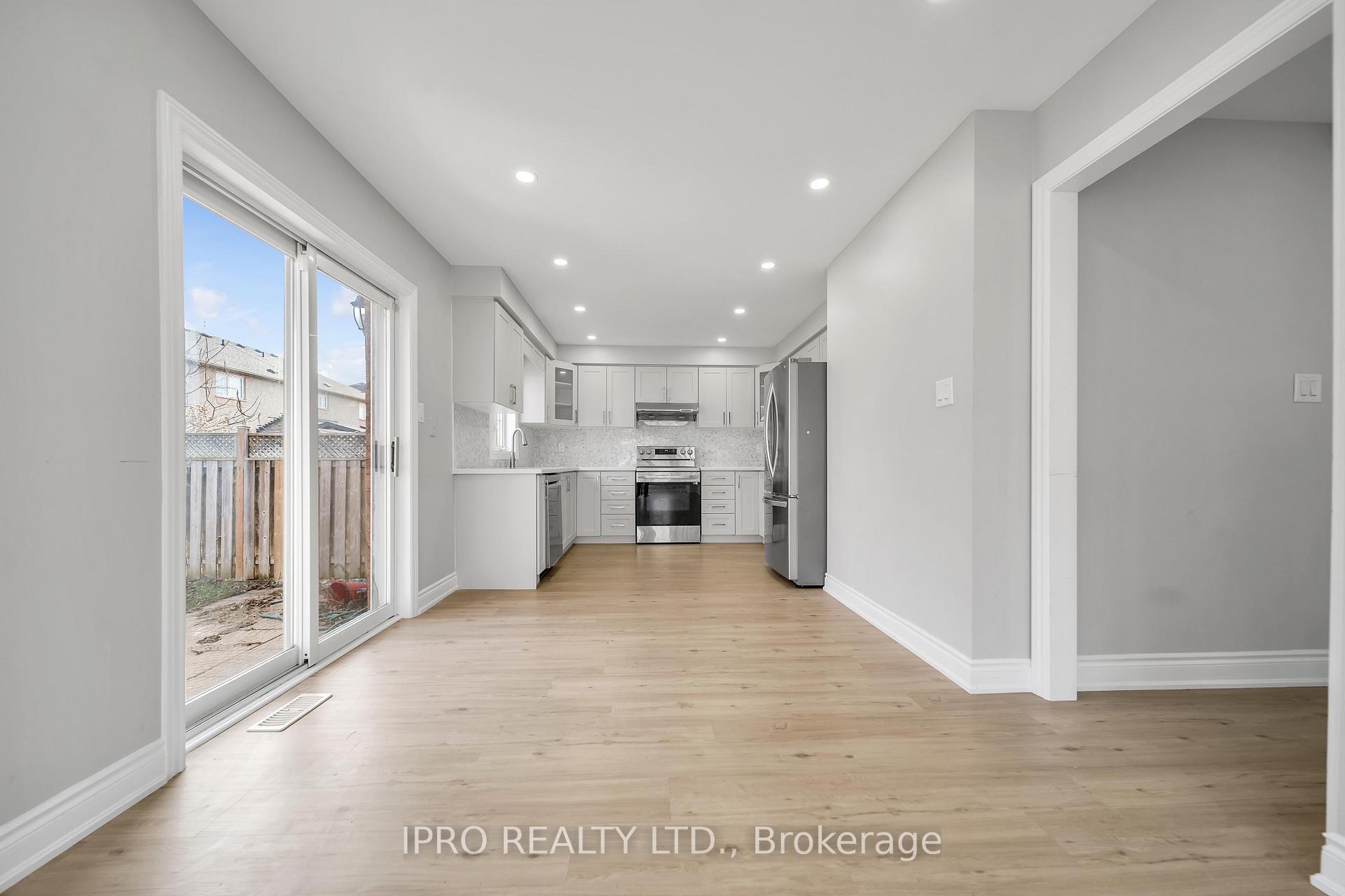 Photo 15 of Unit Upper, 31 Bramcedar Crescent, Brampton, Northwest Sandalwood Parkway — HOMEH