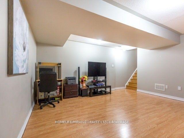 Photo 8 of 29 Crumlin Crescent, Brampton, Credit Valley — HOMEH