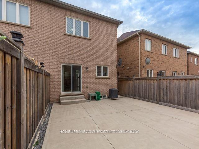 Photo 15 of 29 Crumlin Crescent, Brampton, Credit Valley — HOMEH
