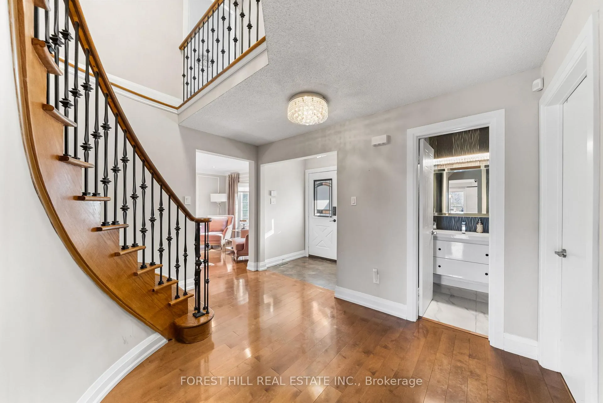 Photo 4 of 14 Valley Crescent, Aurora, Aurora Heights — HOMEH