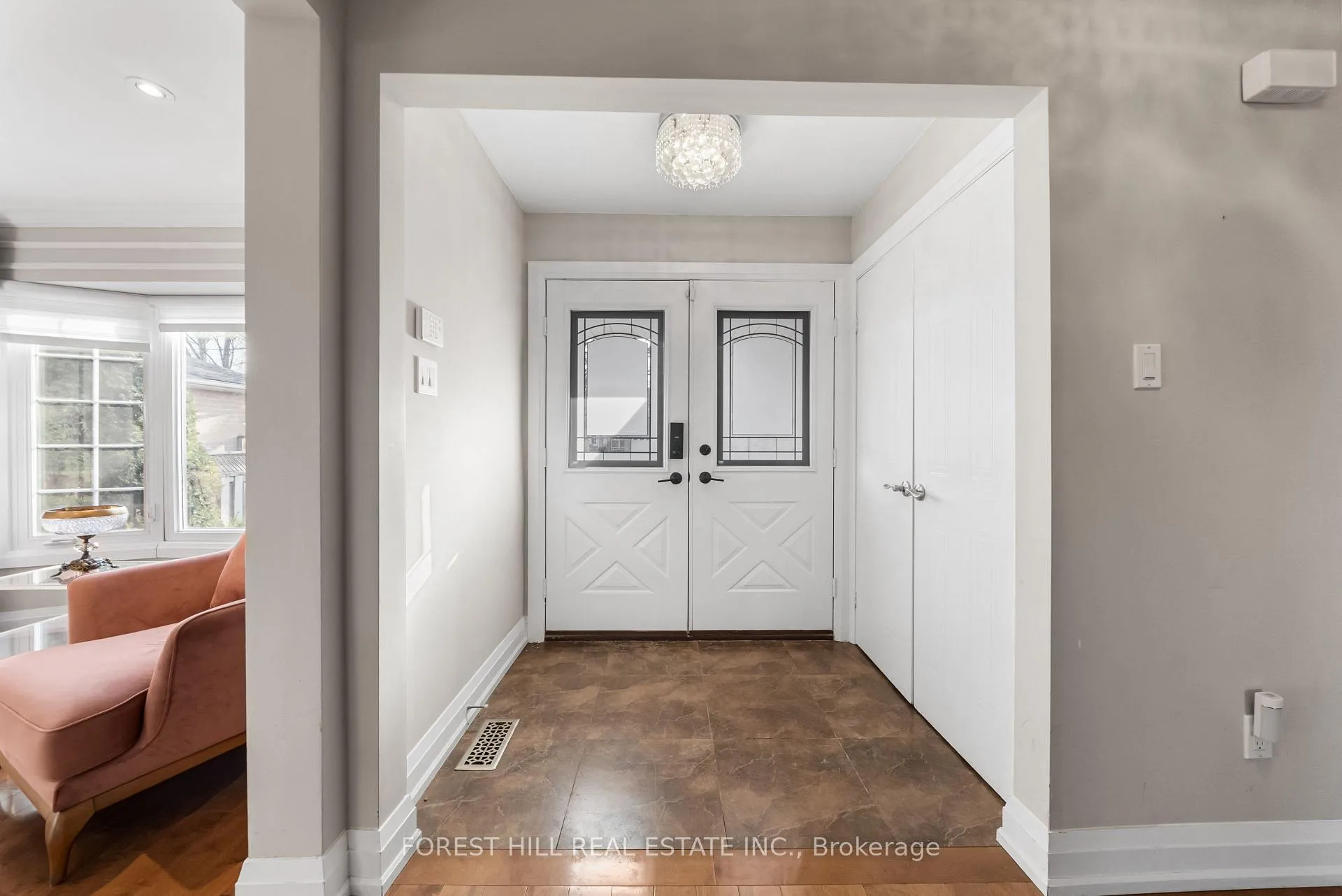 Photo 5 of 14 Valley Crescent, Aurora, Aurora Heights — HOMEH