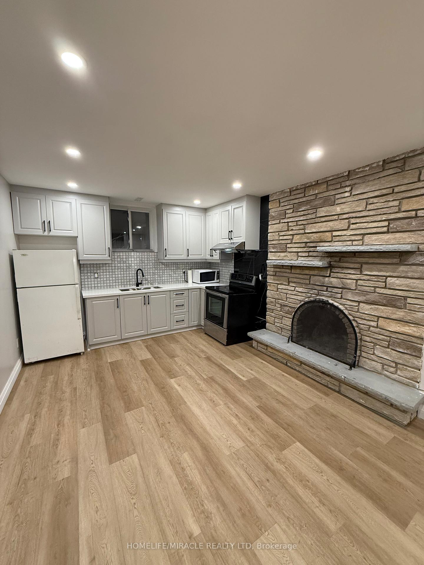 Photo 3 of 52 Manitou Crescent, Brampton, Central Park — HOMEH