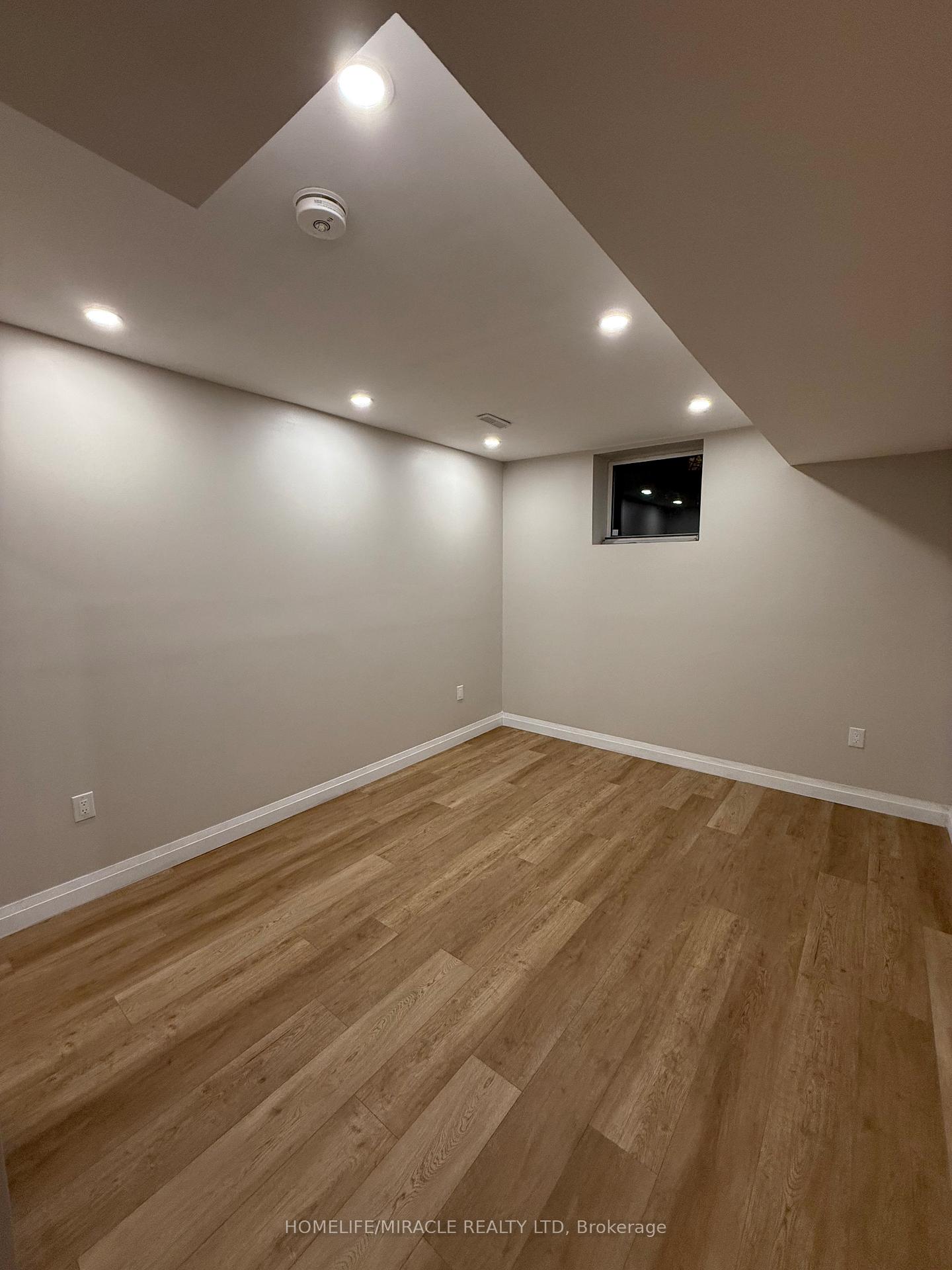 Photo 4 of 52 Manitou Crescent, Brampton, Central Park — HOMEH