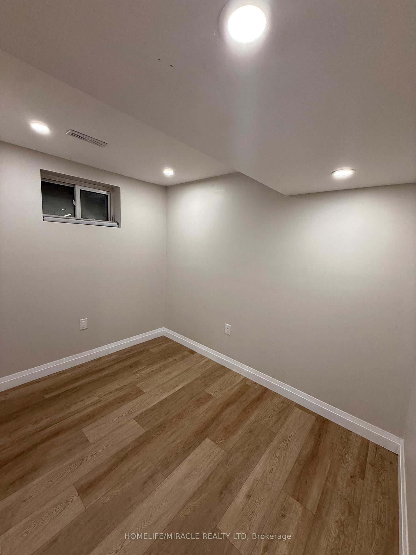 Photo 5 of 52 Manitou Crescent, Brampton, Central Park — HOMEH