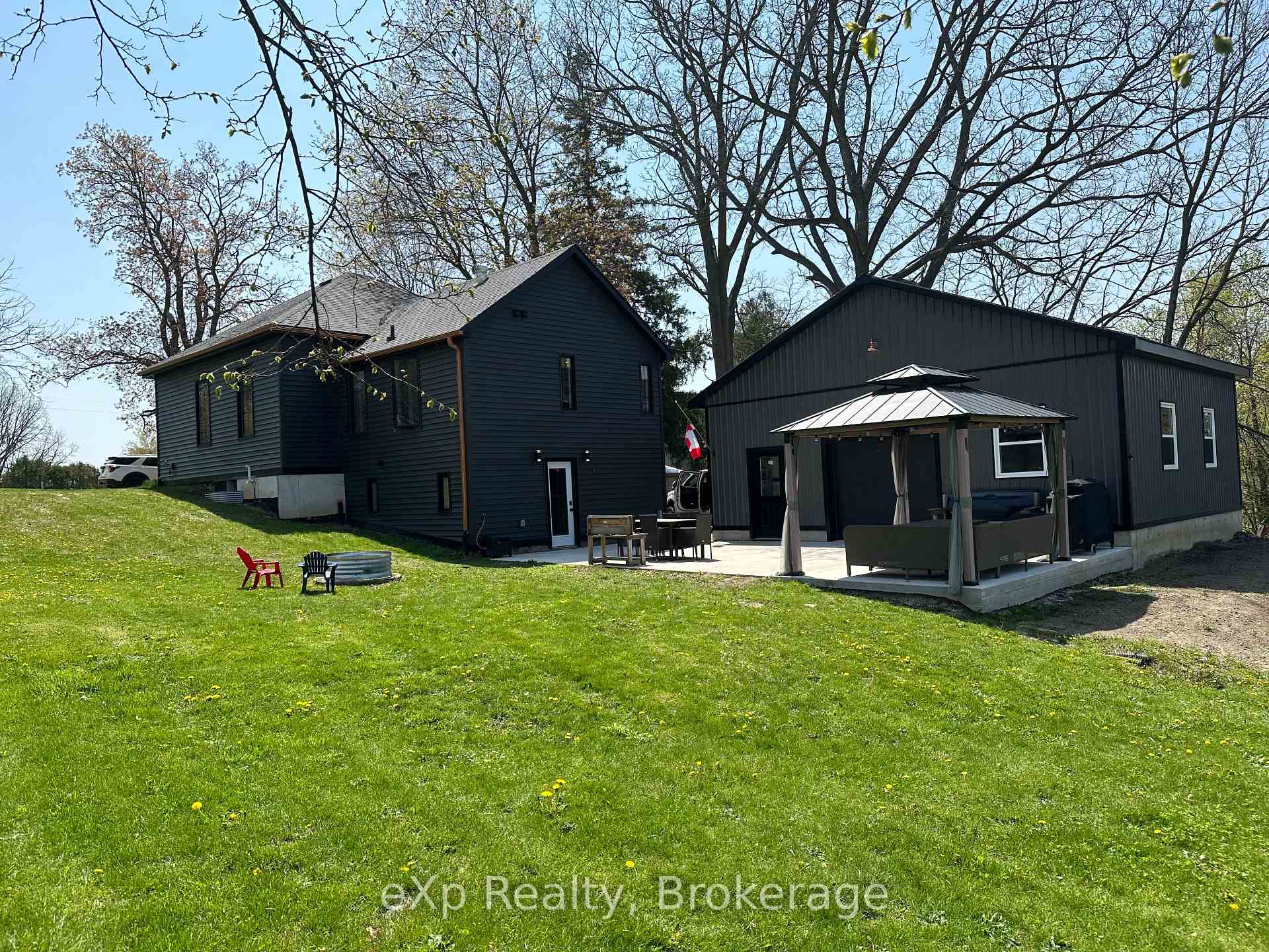 Photo 3 of 802 Durham Street E, Brockton — HOMEH