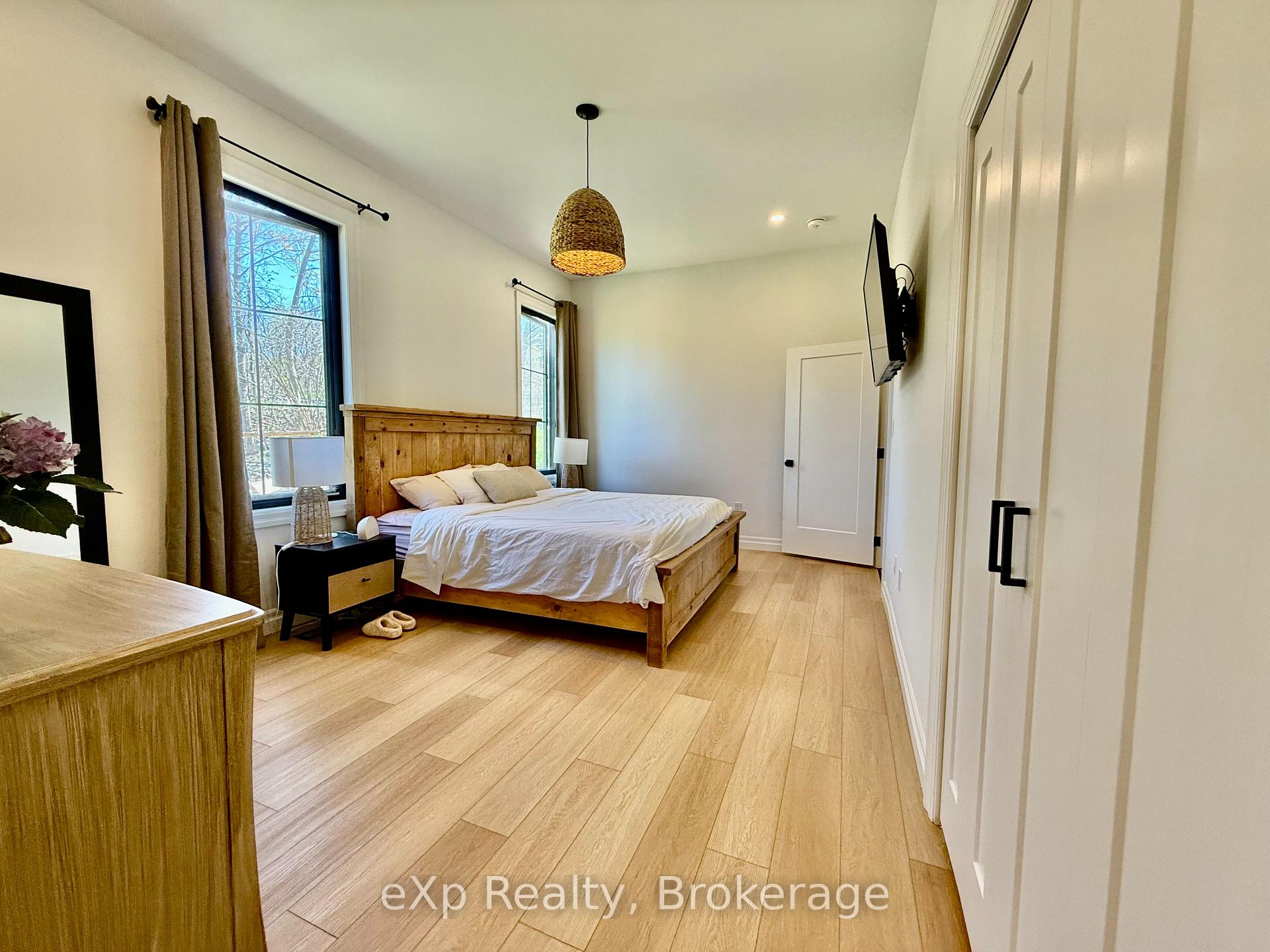Photo 8 of 802 Durham Street E, Brockton — HOMEH