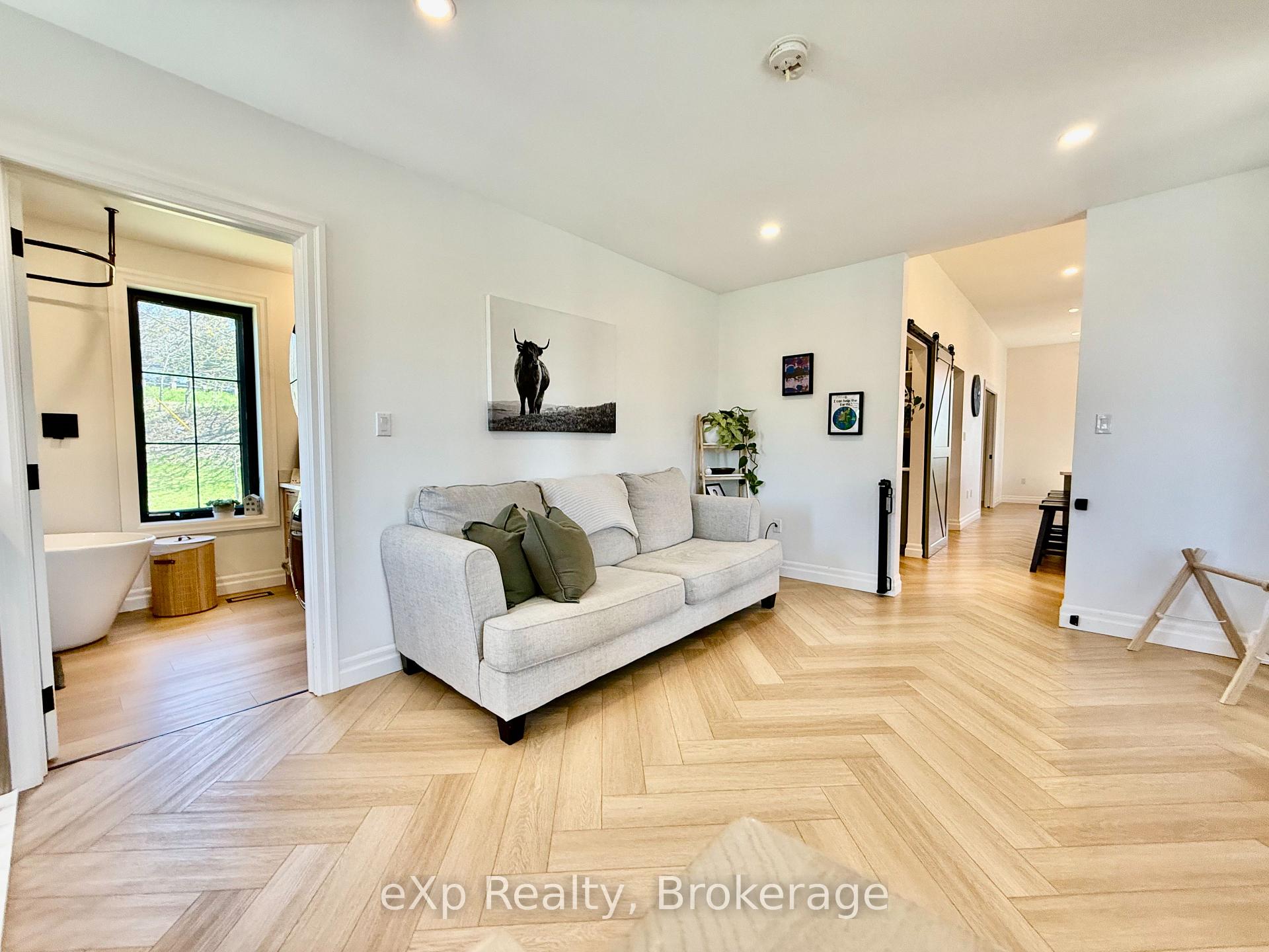 Photo 17 of 802 Durham Street E, Brockton — HOMEH