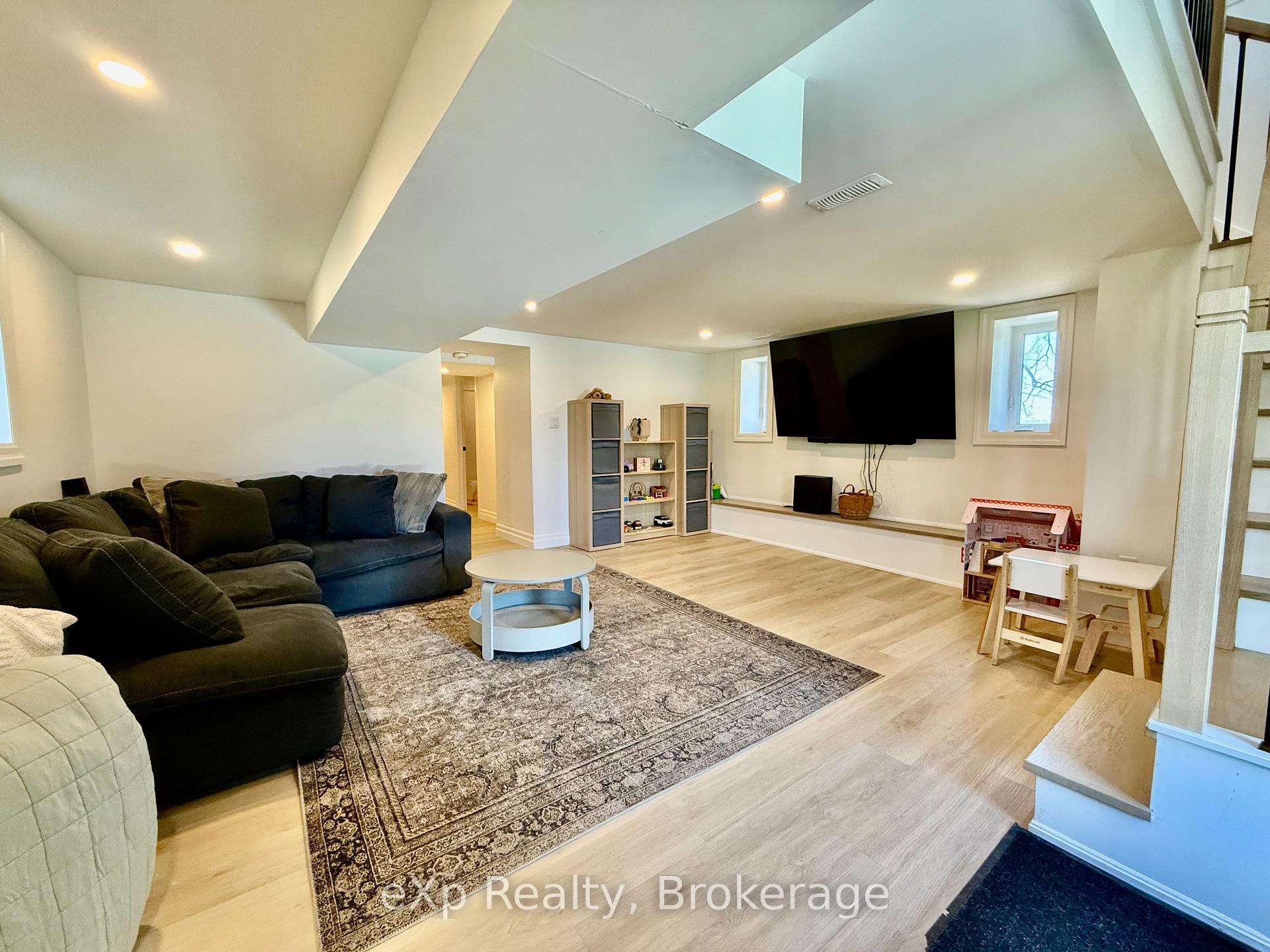 Photo 23 of 802 Durham Street E, Brockton — HOMEH