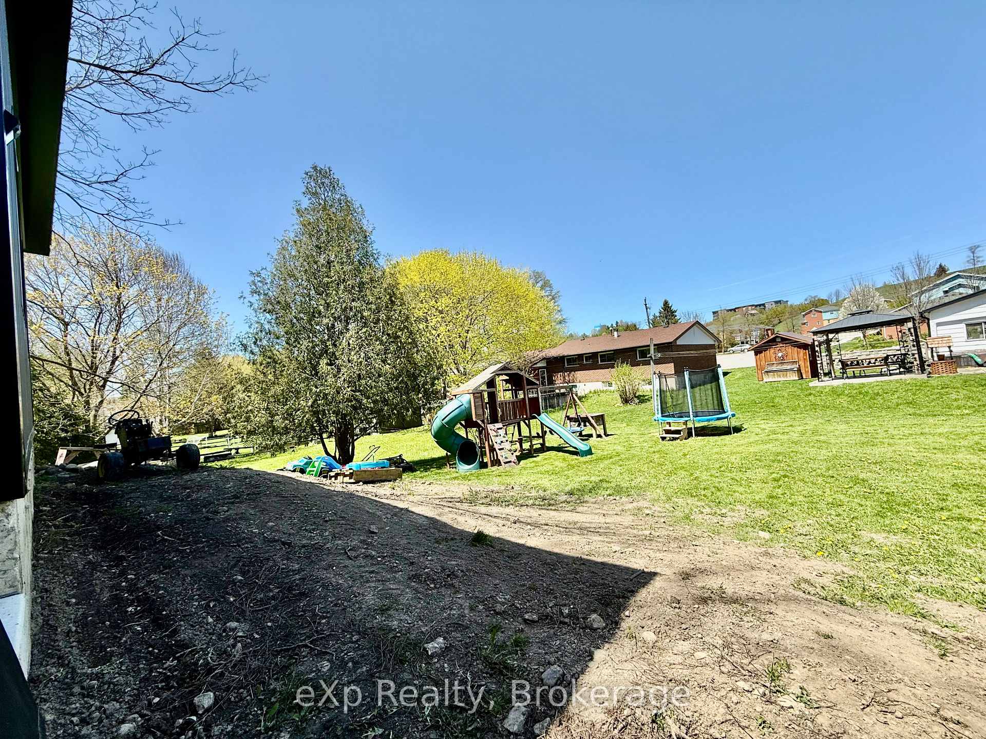 Photo 31 of 802 Durham Street E, Brockton — HOMEH
