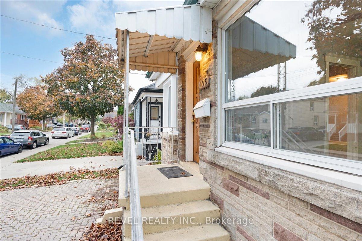 Photo 4 of 105 Edgemont Street N, Hamilton, Crown Point — HOMEH