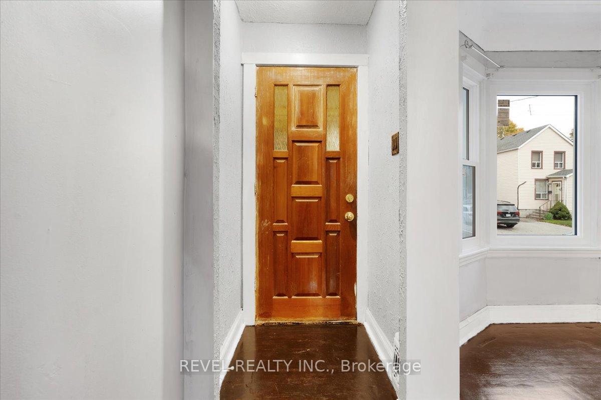 Photo 5 of 105 Edgemont Street N, Hamilton, Crown Point — HOMEH