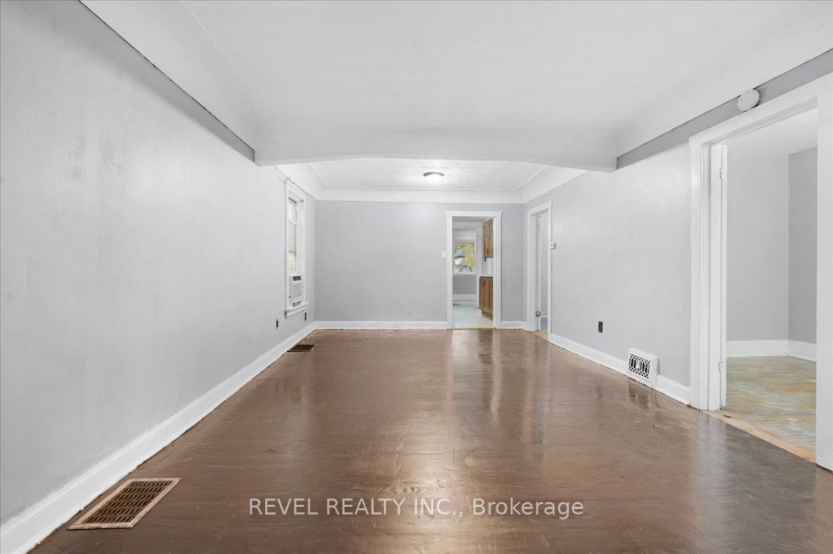 Photo 7 of 105 Edgemont Street N, Hamilton, Crown Point — HOMEH