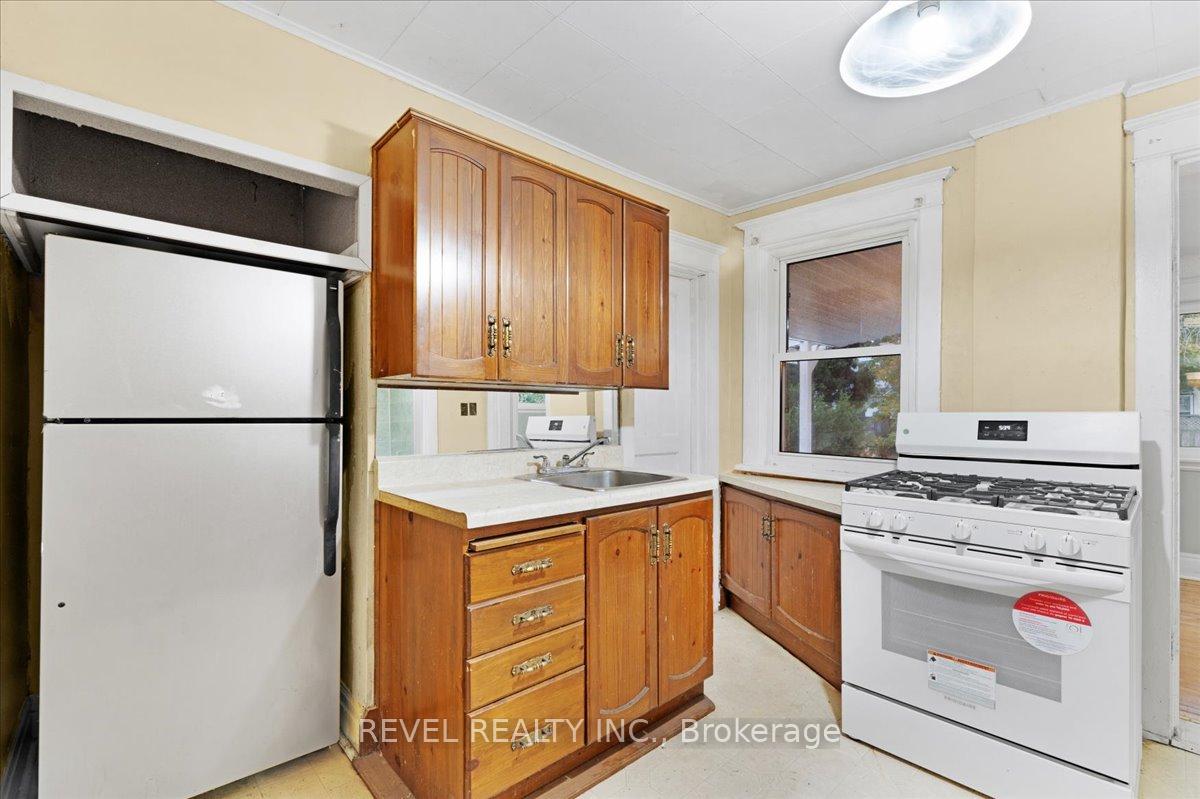 Photo 8 of 105 Edgemont Street N, Hamilton, Crown Point — HOMEH