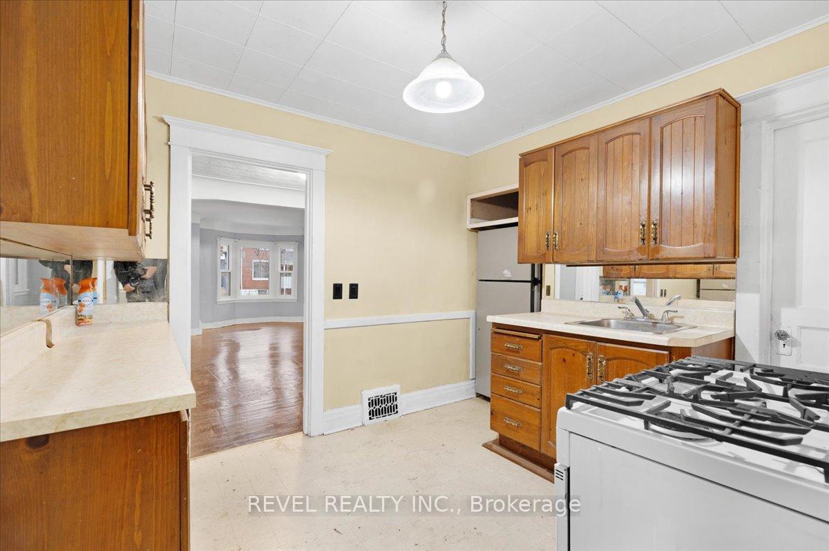 Photo 9 of 105 Edgemont Street N, Hamilton, Crown Point — HOMEH