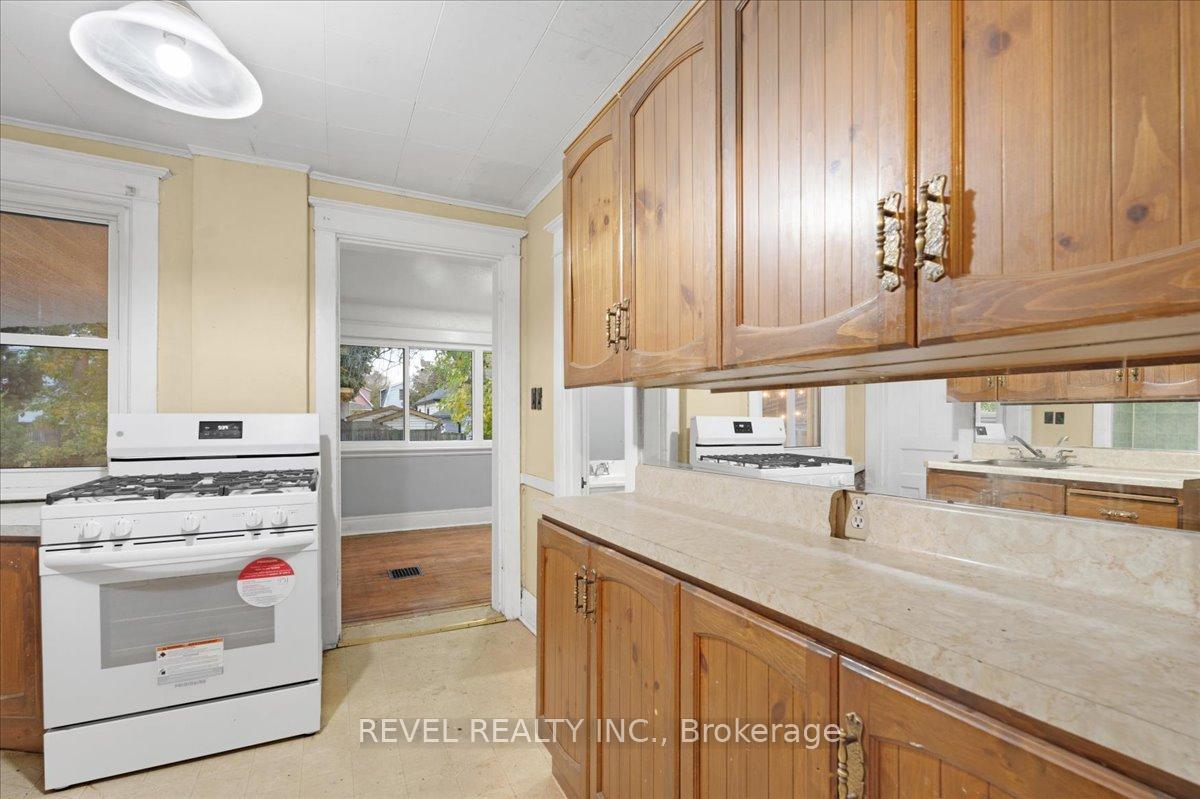 Photo 10 of 105 Edgemont Street N, Hamilton, Crown Point — HOMEH