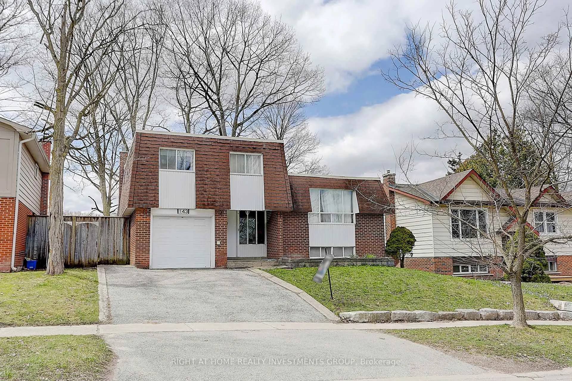 Photo 2 of 143 Springdale Drive, Barrie, Cundles East — HOMEH