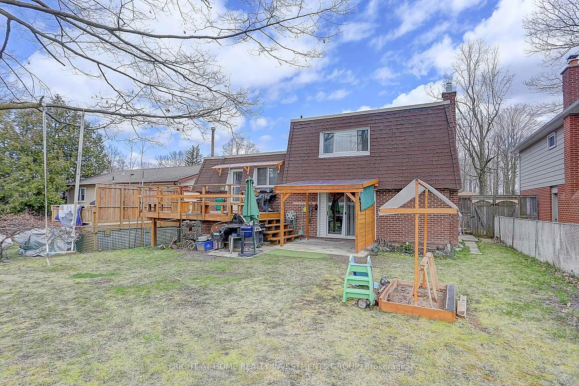 Photo 5 of 143 Springdale Drive, Barrie, Cundles East — HOMEH
