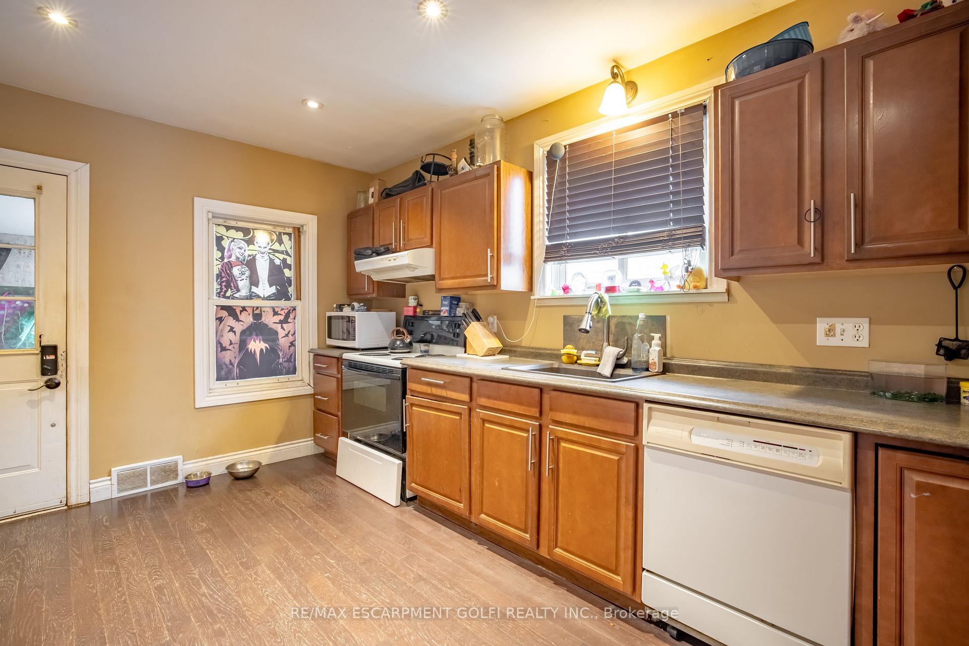 Photo 8 of 44 Haig Street, St. Catharines, Haig — HOMEH