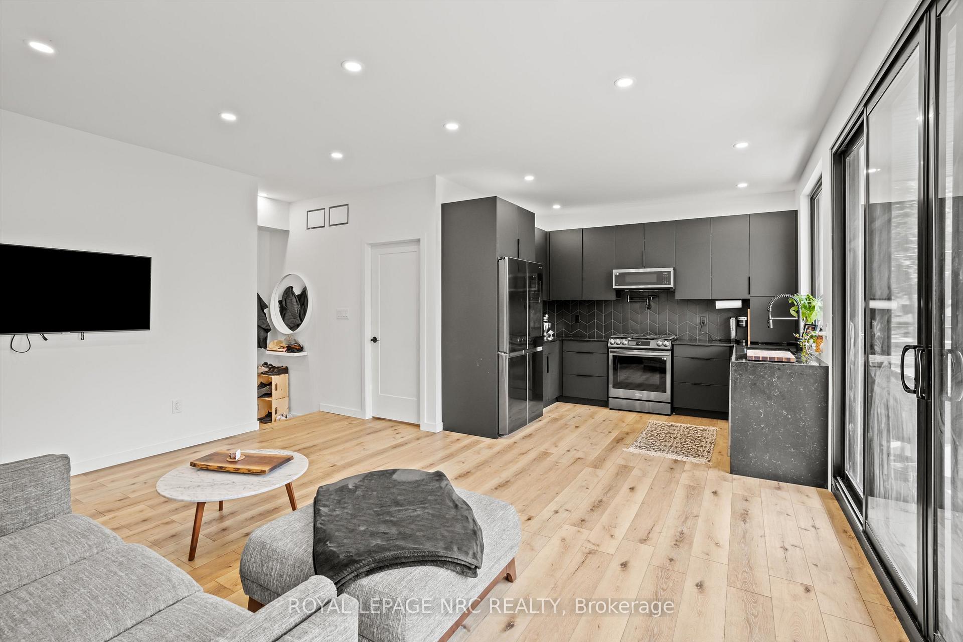 Photo 8 of 125A Russell Avenue, St. Catharines, Downtown — HOMEH