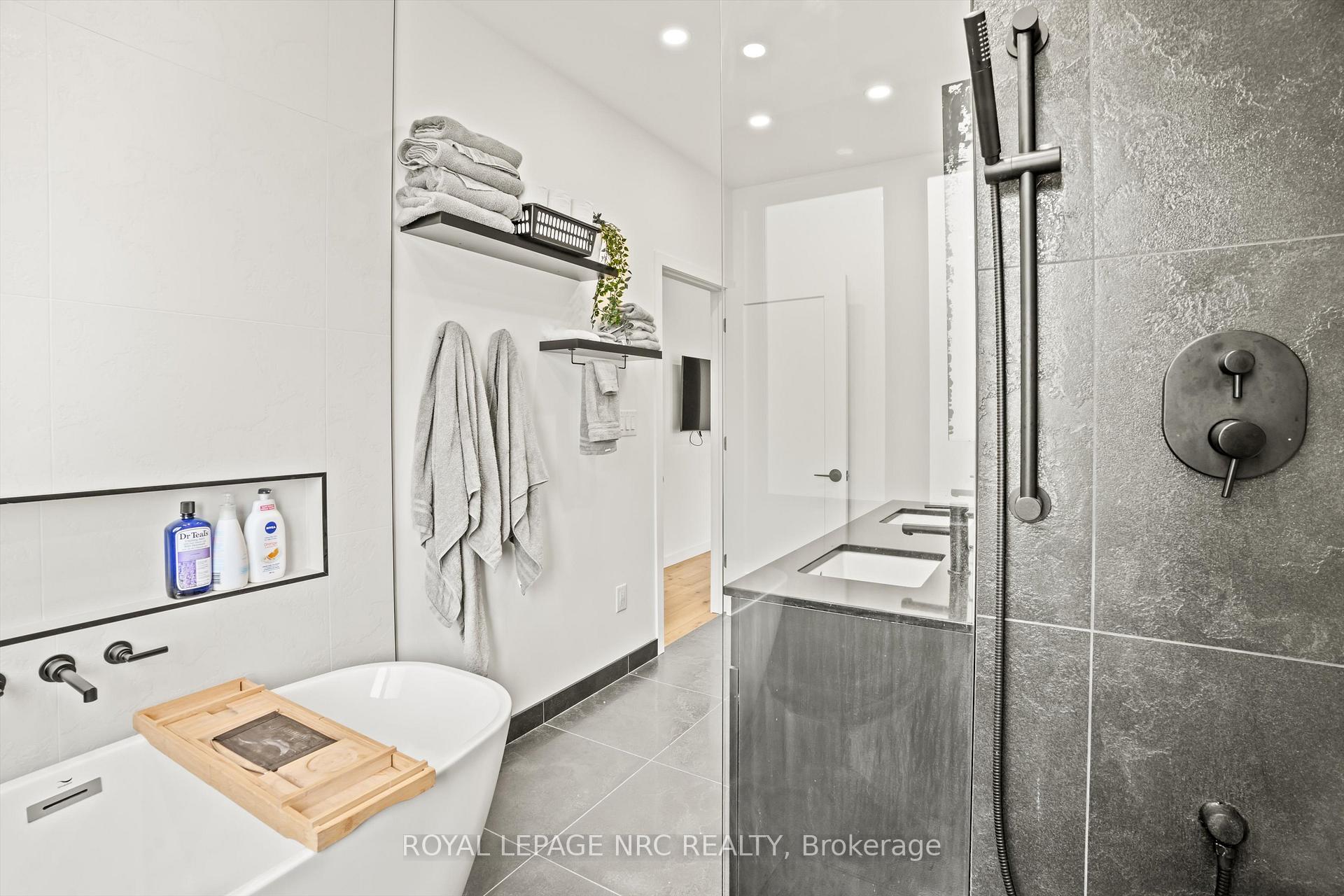 Photo 17 of 125A Russell Avenue, St. Catharines, Downtown — HOMEH