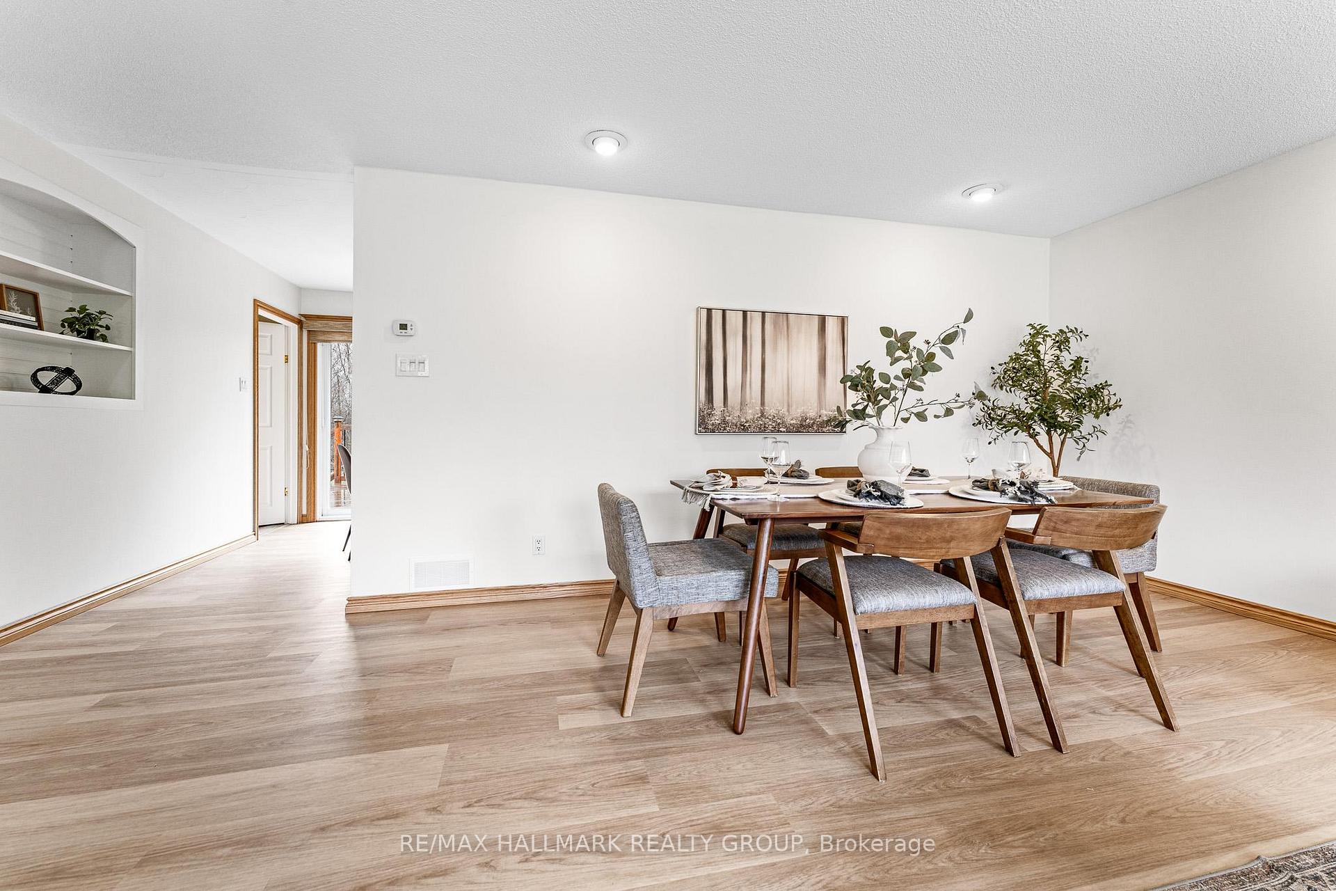 Photo 10 of 4369 Farmers Way, Ottawa, Carlsbad Springs — HOMEH