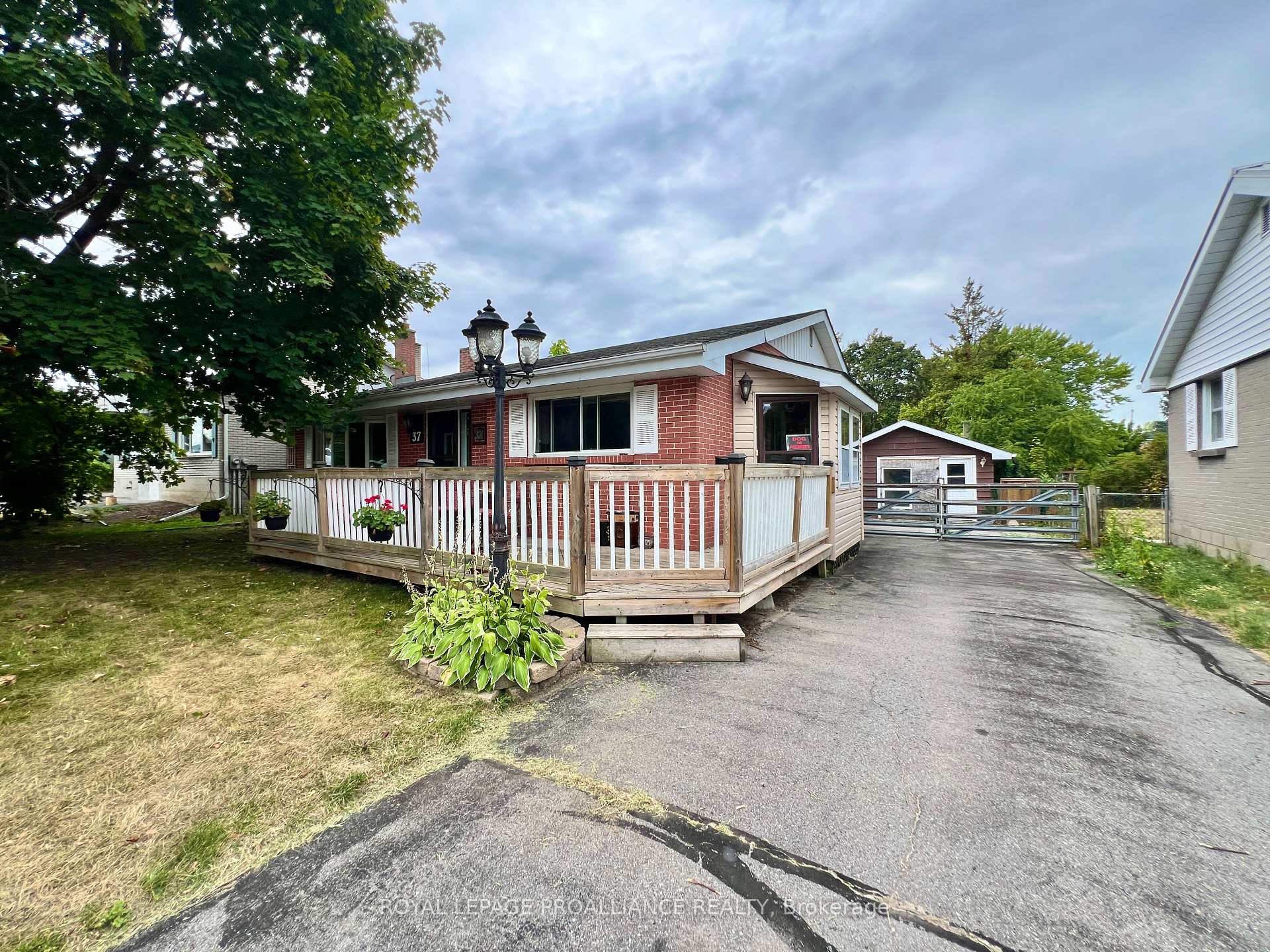 Photo 2 of 37 Bongard Crescent, Belleville, Belleville Ward — HOMEH