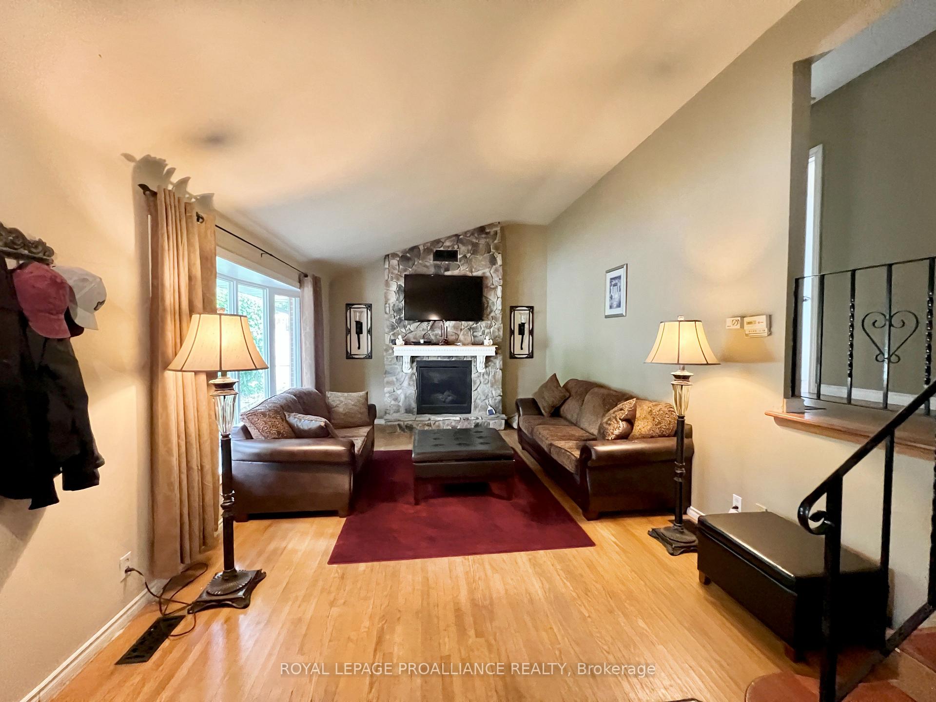 Photo 4 of 37 Bongard Crescent, Belleville, Belleville Ward — HOMEH