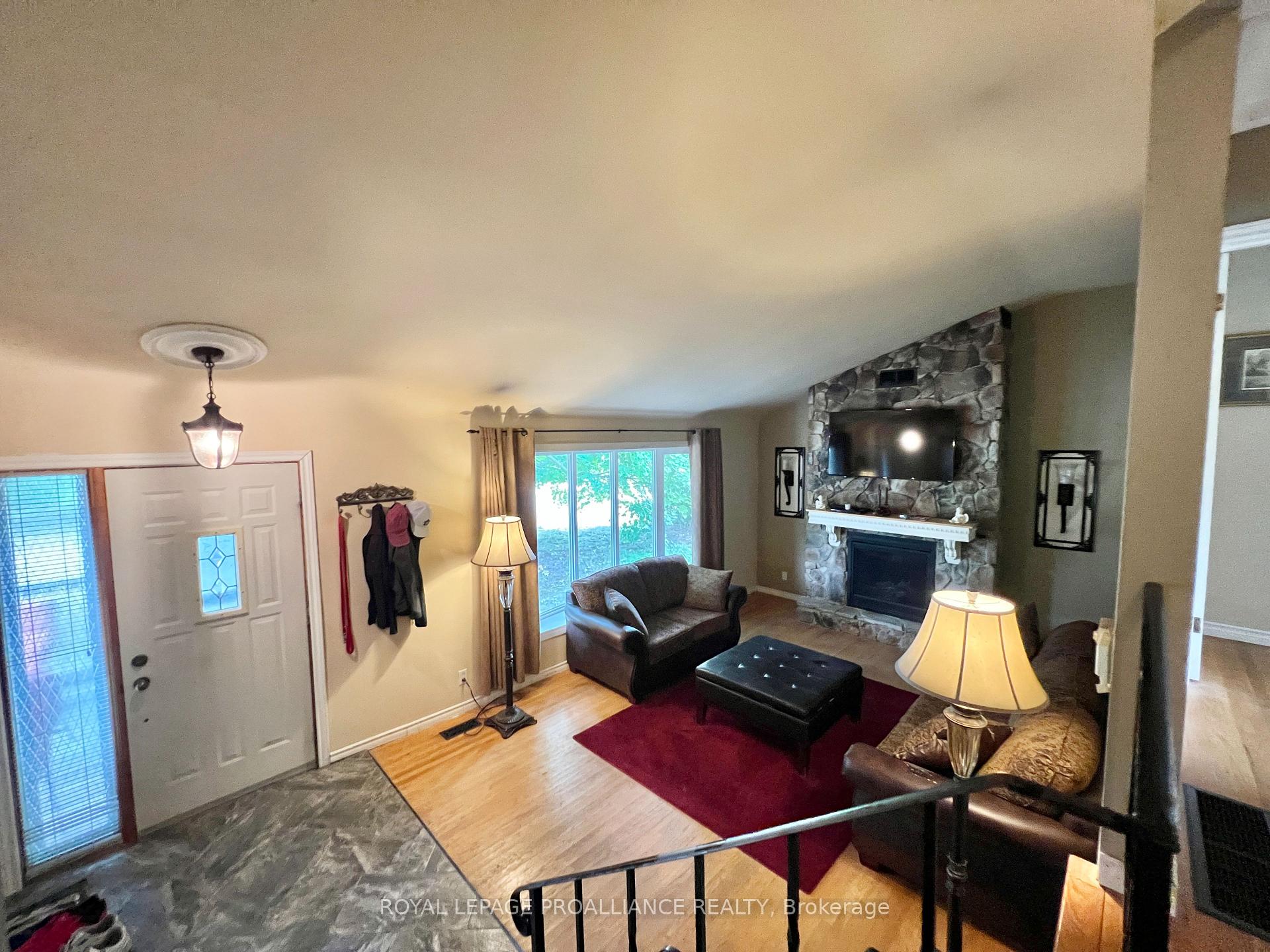 Photo 3 of 37 Bongard Crescent, Belleville, Belleville Ward — HOMEH