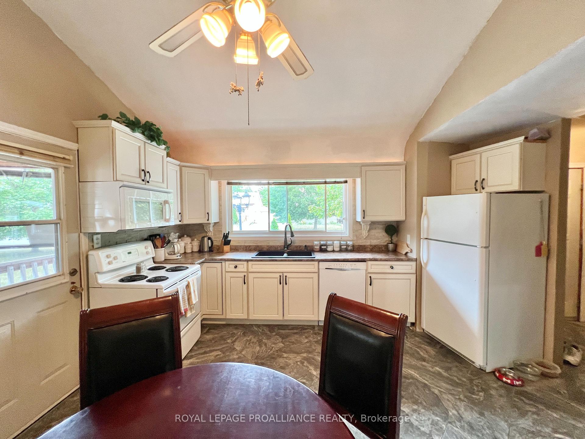 Photo 8 of 37 Bongard Crescent, Belleville, Belleville Ward — HOMEH