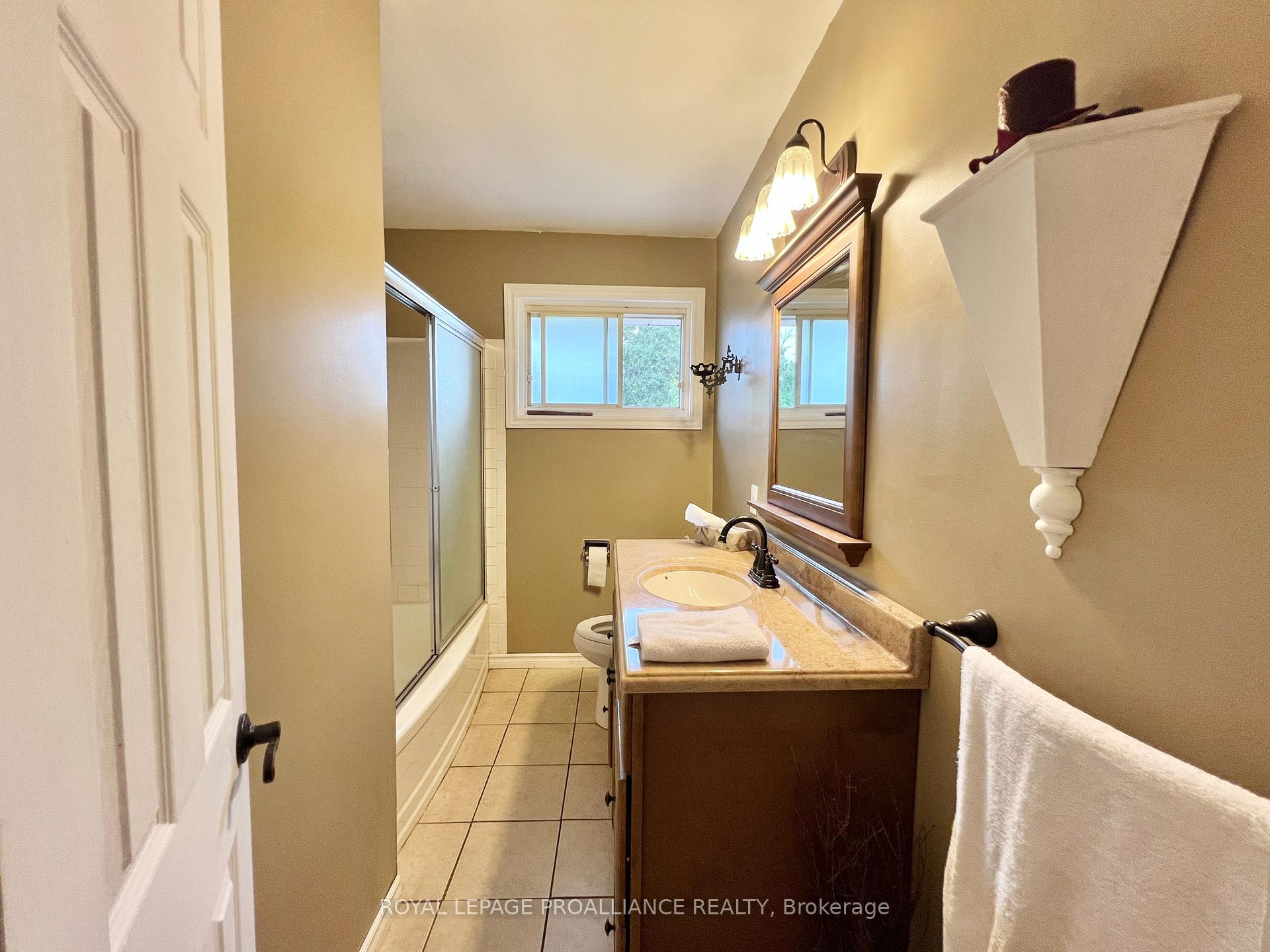 Photo 12 of 37 Bongard Crescent, Belleville, Belleville Ward — HOMEH