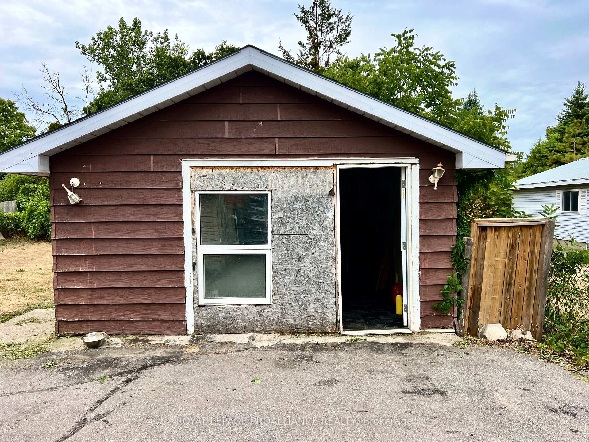 Photo 22 of 37 Bongard Crescent, Belleville, Belleville Ward — HOMEH