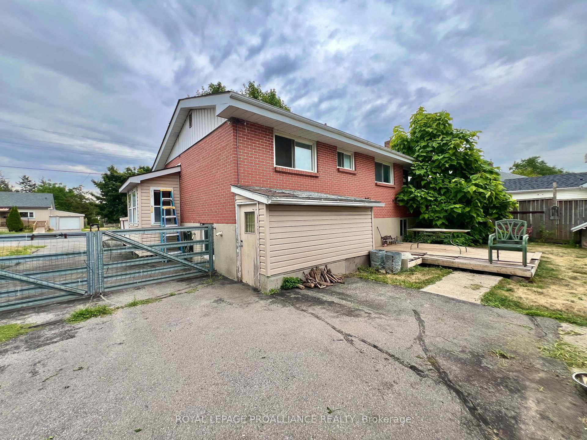 Photo 23 of 37 Bongard Crescent, Belleville, Belleville Ward — HOMEH