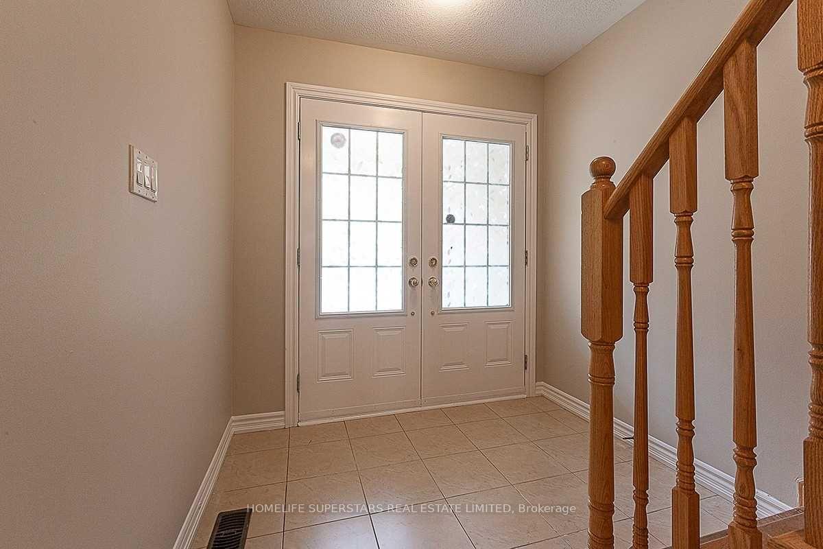 Photo 10 of 9 Shiff Crescent, Brampton, Heart Lake — HOMEH