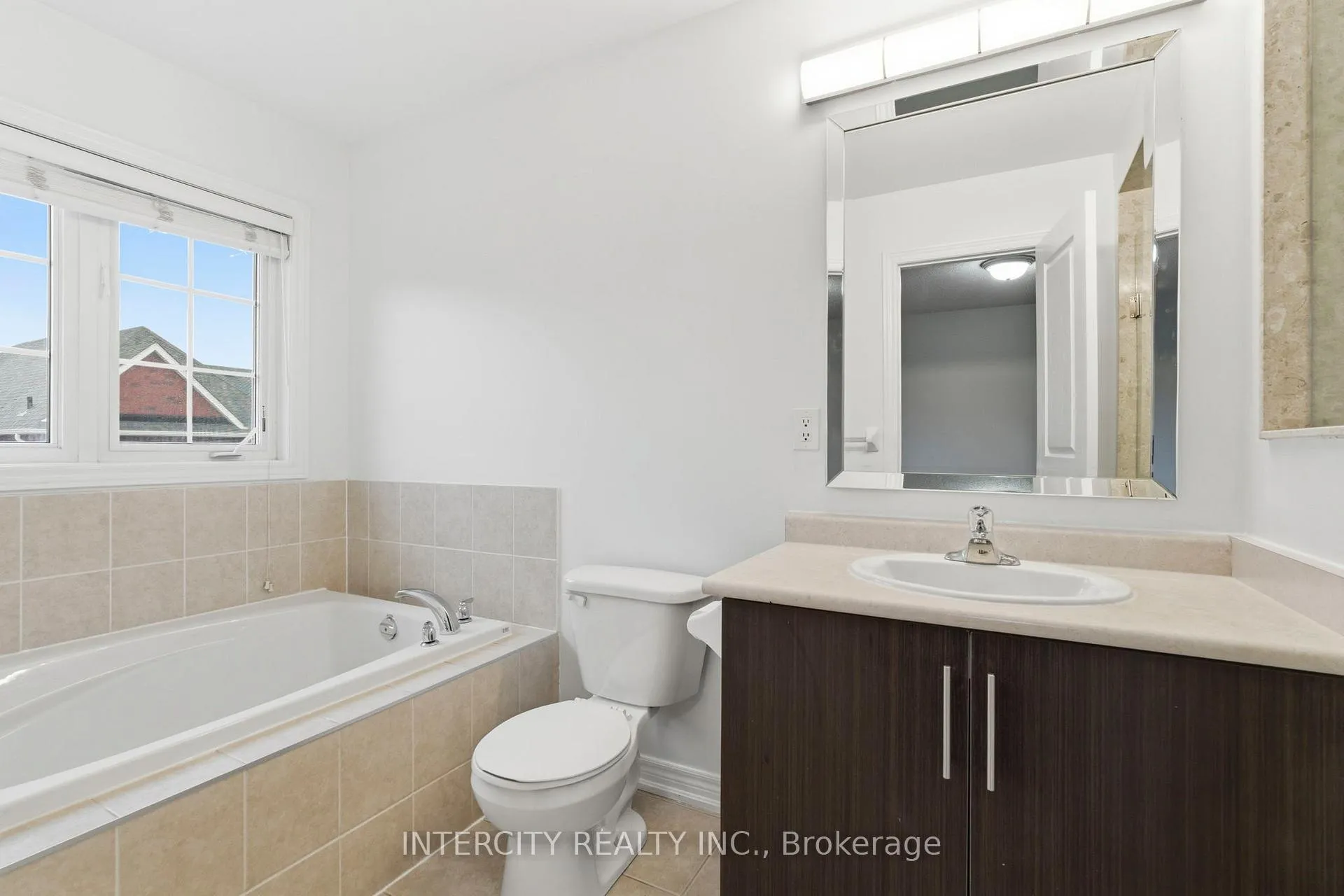 Photo 21 of 34 Alexie Way, Vaughan, Vellore Village — HOMEH
